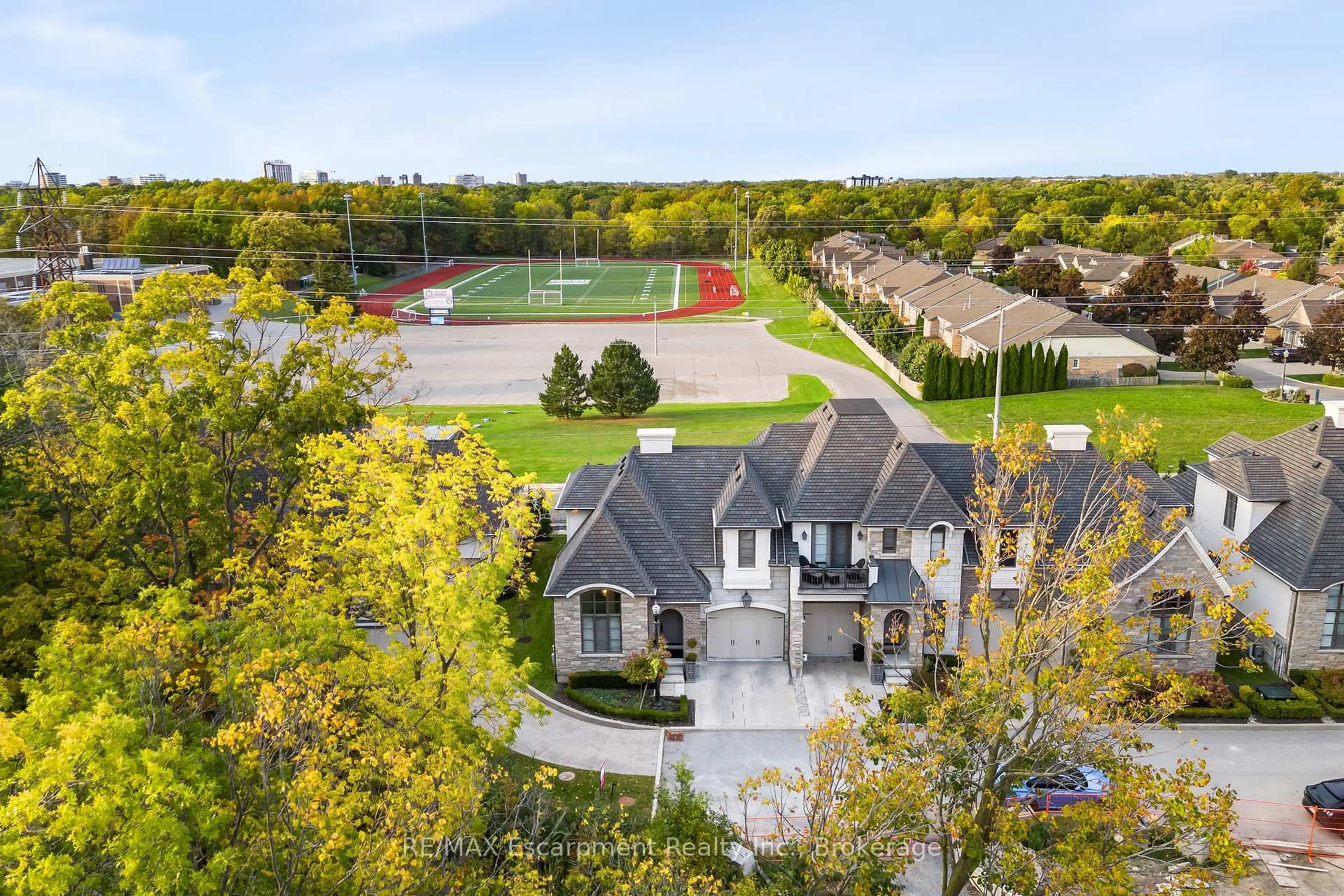 A pic from outside/outdoor area/front of a property/back of a property/a pic from drone, water/lake/river/ocean view for 25 Arbourvale Common, St. Catharines Ontario L2T 3B7