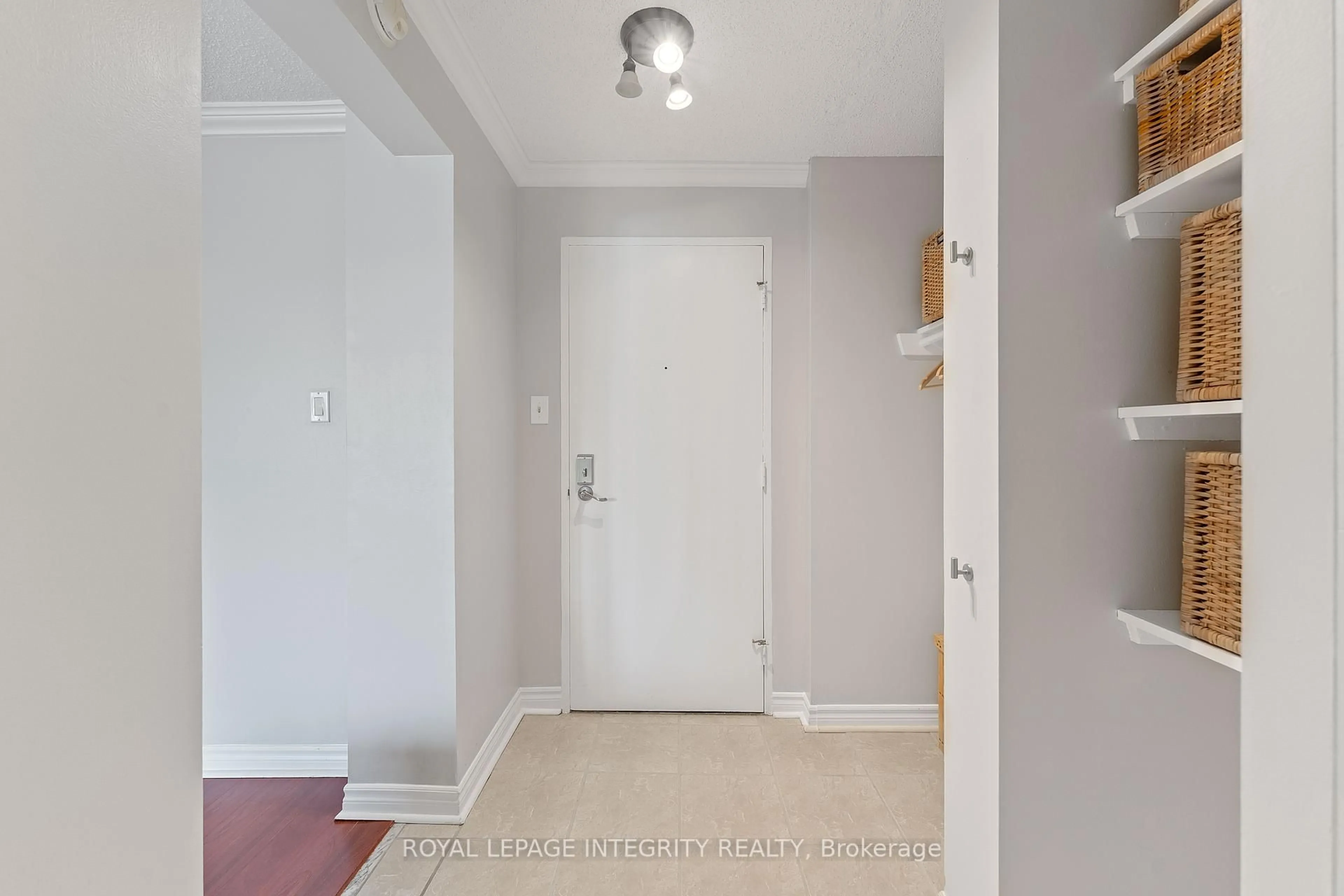 Indoor entryway for 665 Bathgate Dr #303, Ottawa Ontario K1K 3Y4