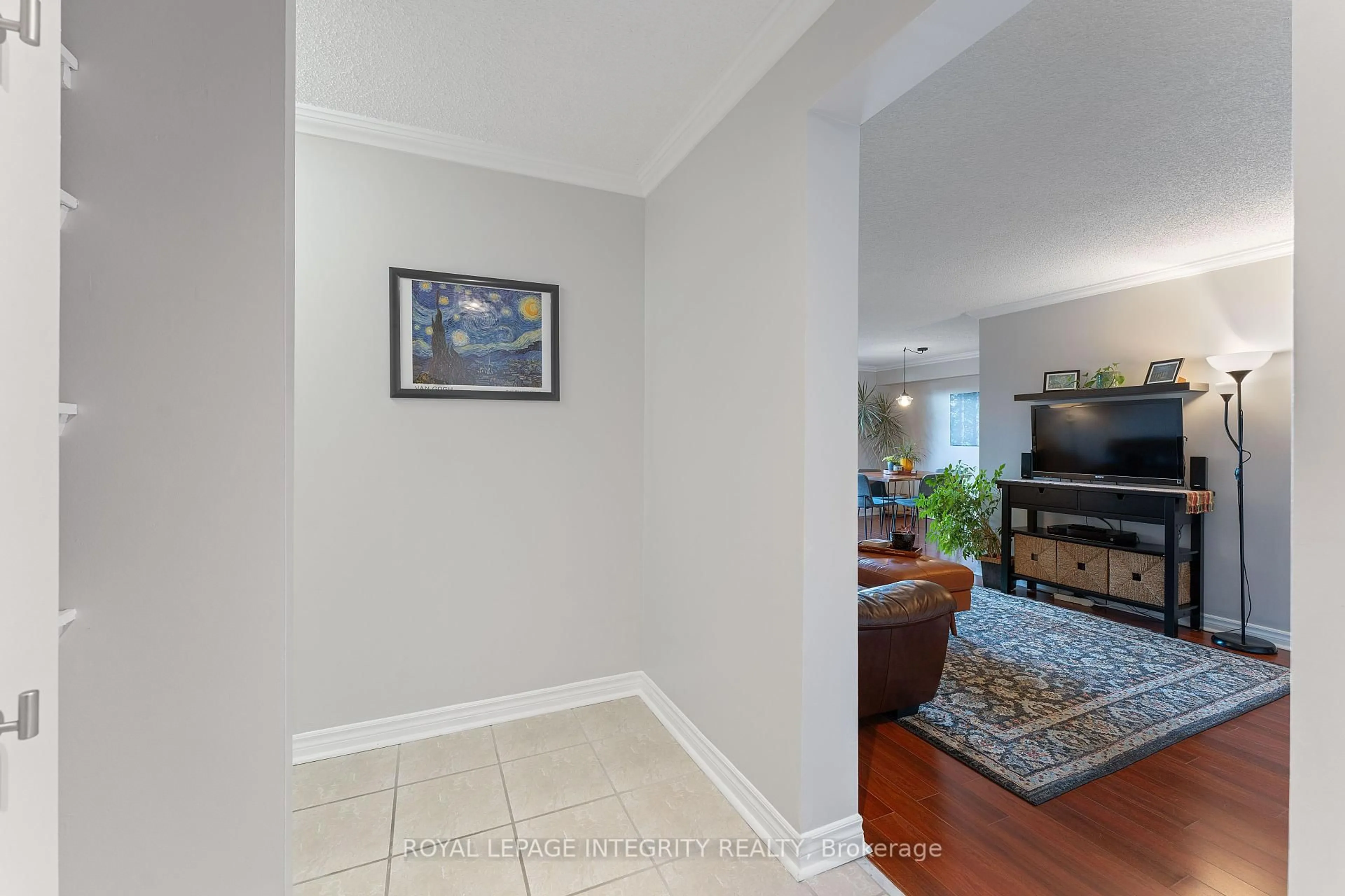 Indoor entryway for 665 Bathgate Dr #303, Ottawa Ontario K1K 3Y4