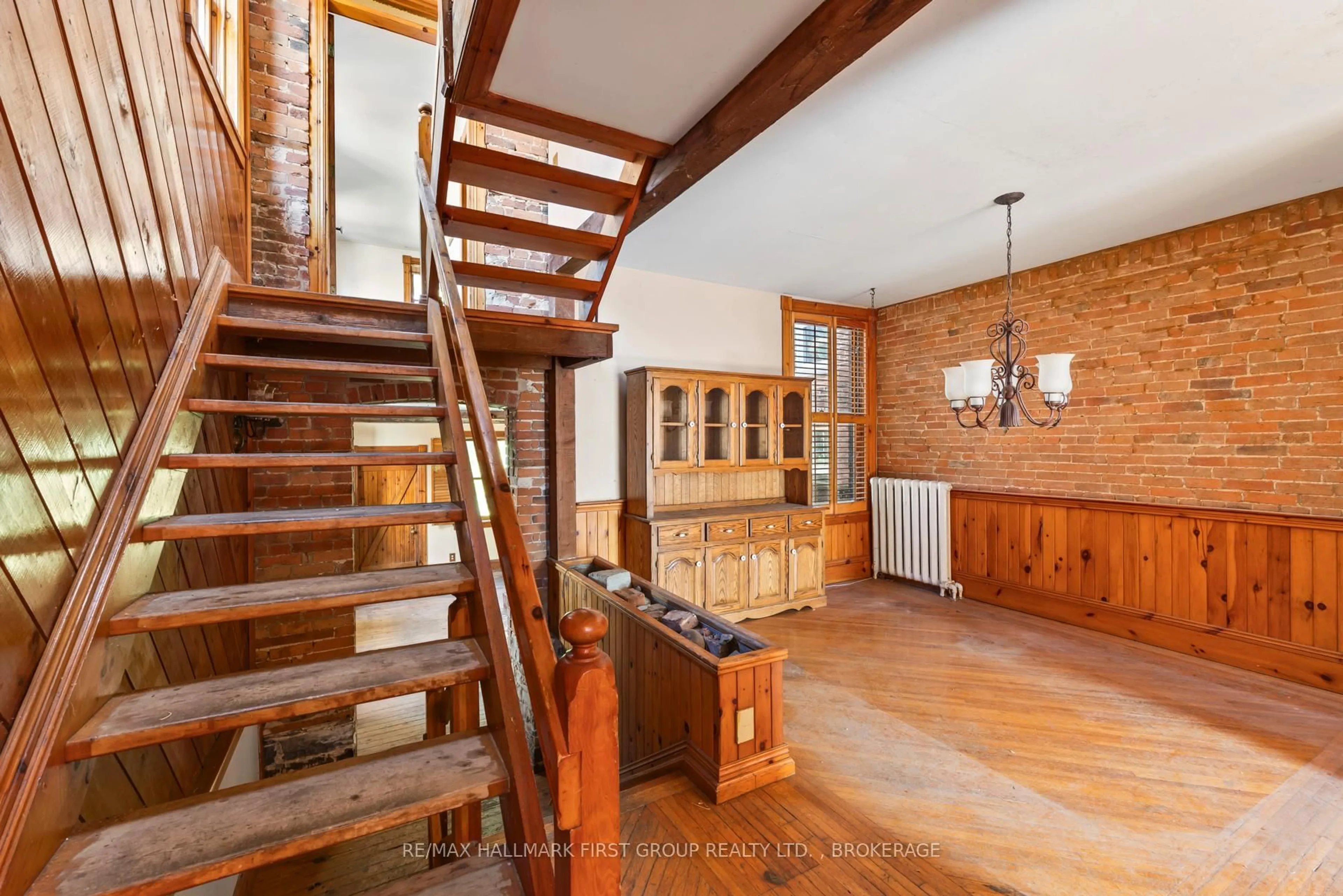 Indoor foyer for 54 Wellington St, Kingston Ontario K7L 3C3