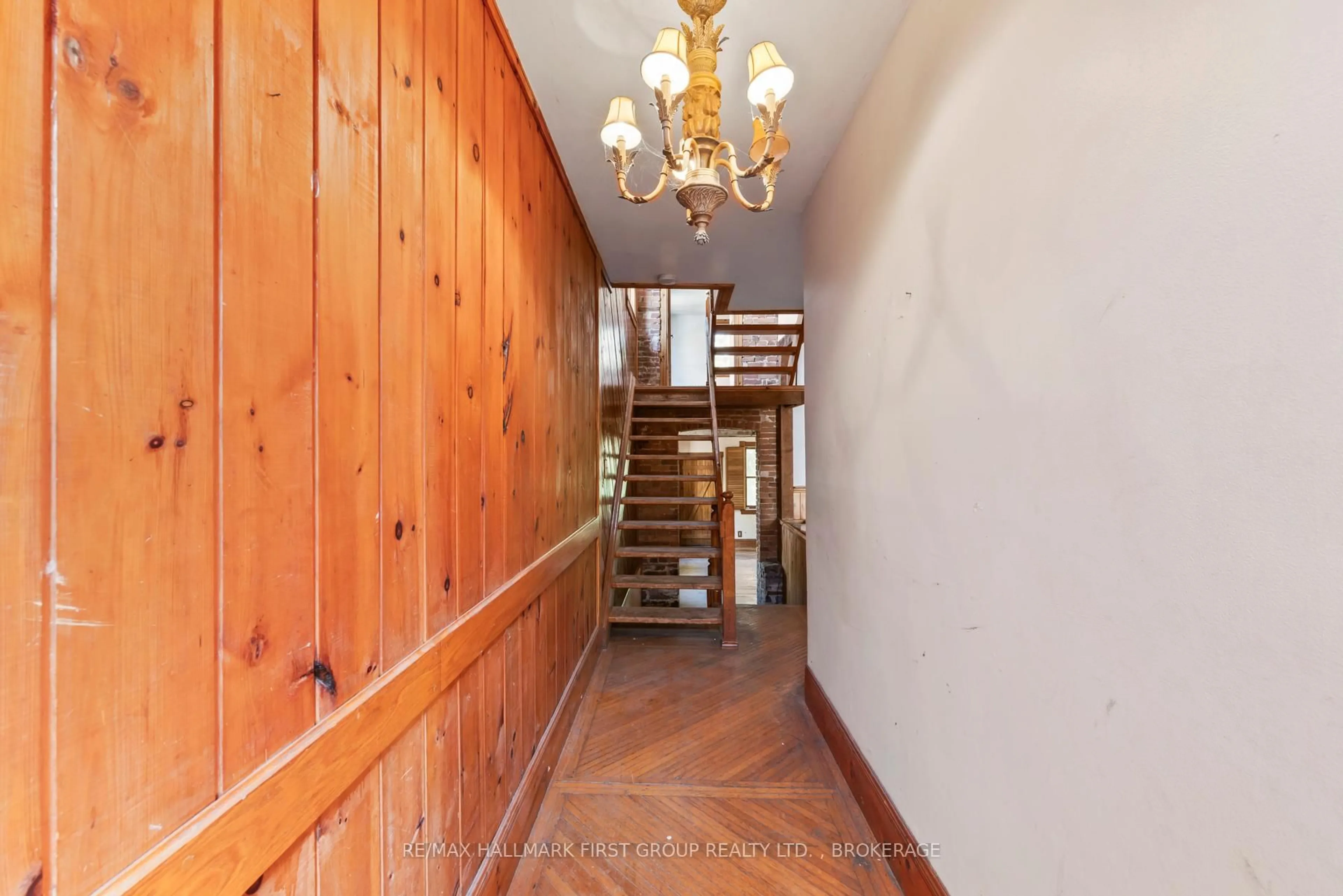 Indoor foyer for 54 Wellington St, Kingston Ontario K7L 3C3