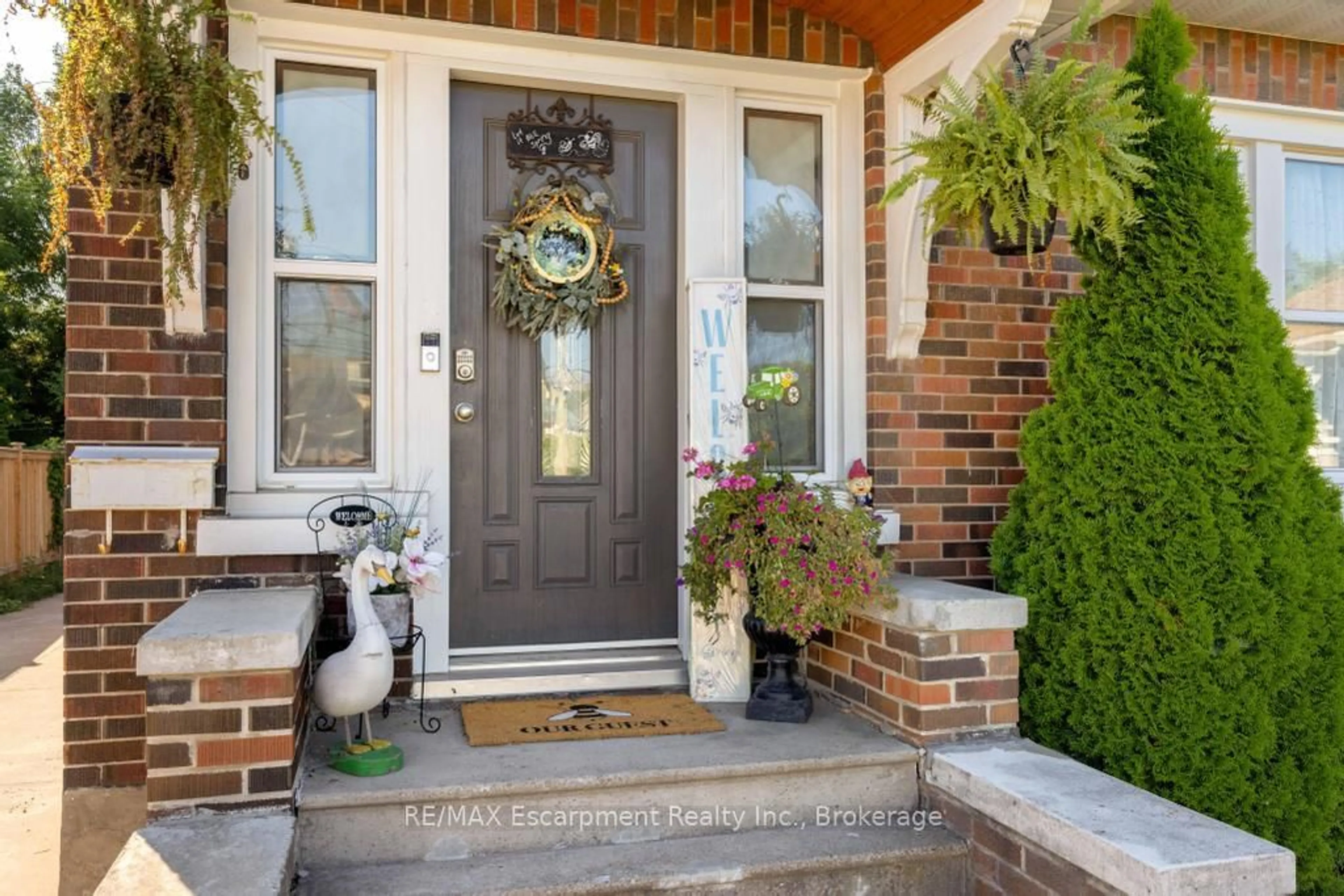 Indoor entryway for 11 Facer St, St. Catharines Ontario L2M 5H1
