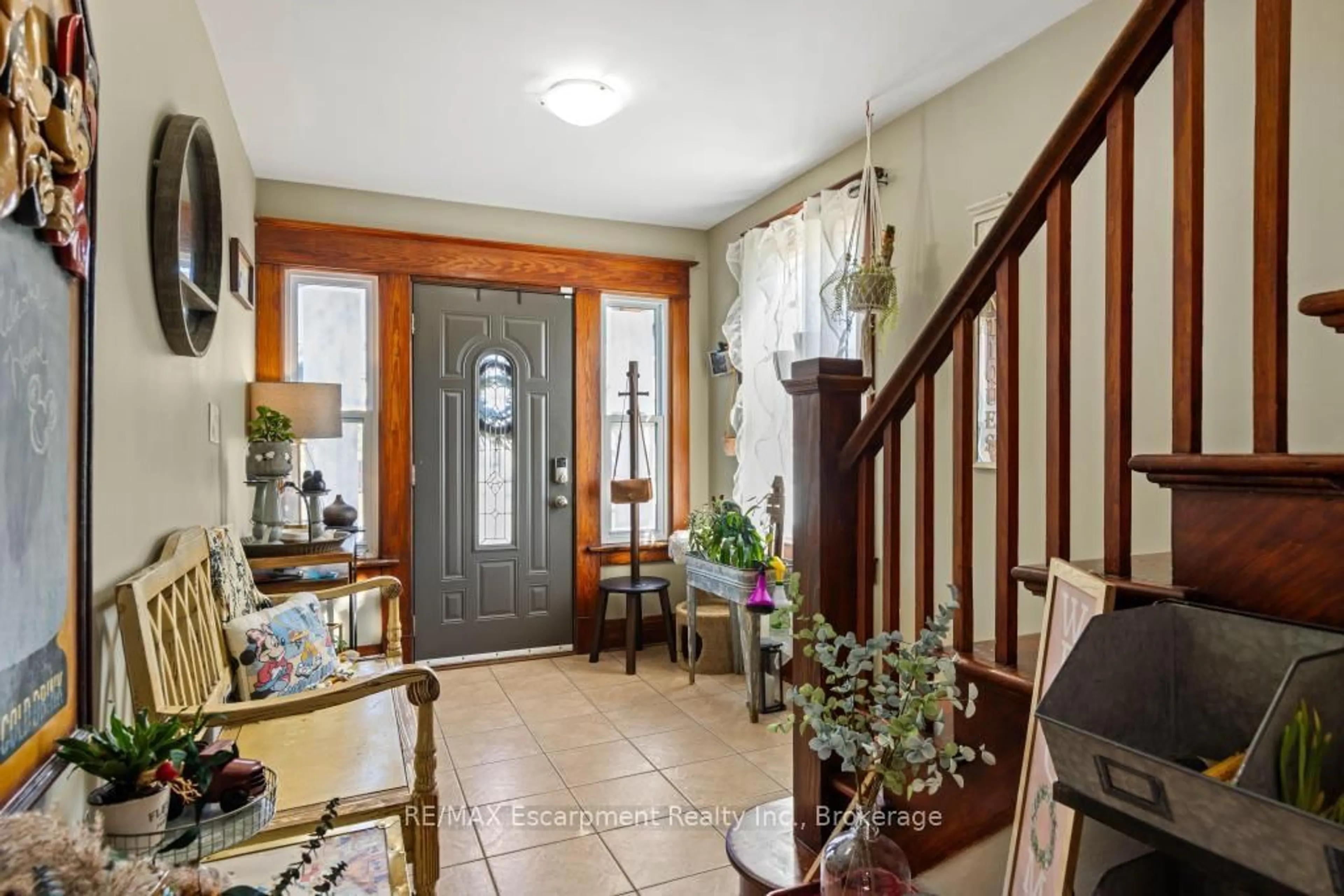 Indoor foyer for 11 Facer St, St. Catharines Ontario L2M 5H1