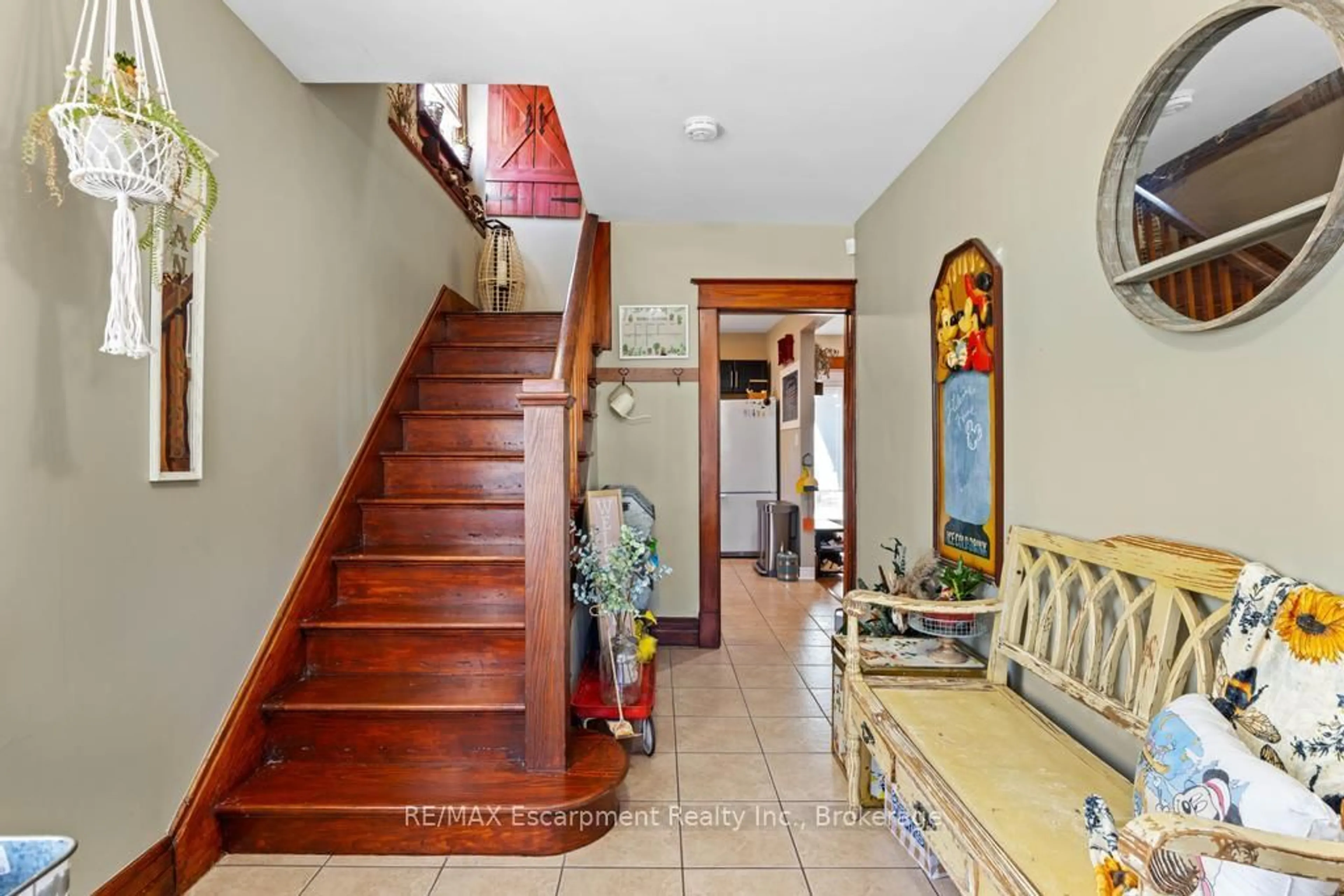 Indoor foyer for 11 Facer St, St. Catharines Ontario L2M 5H1