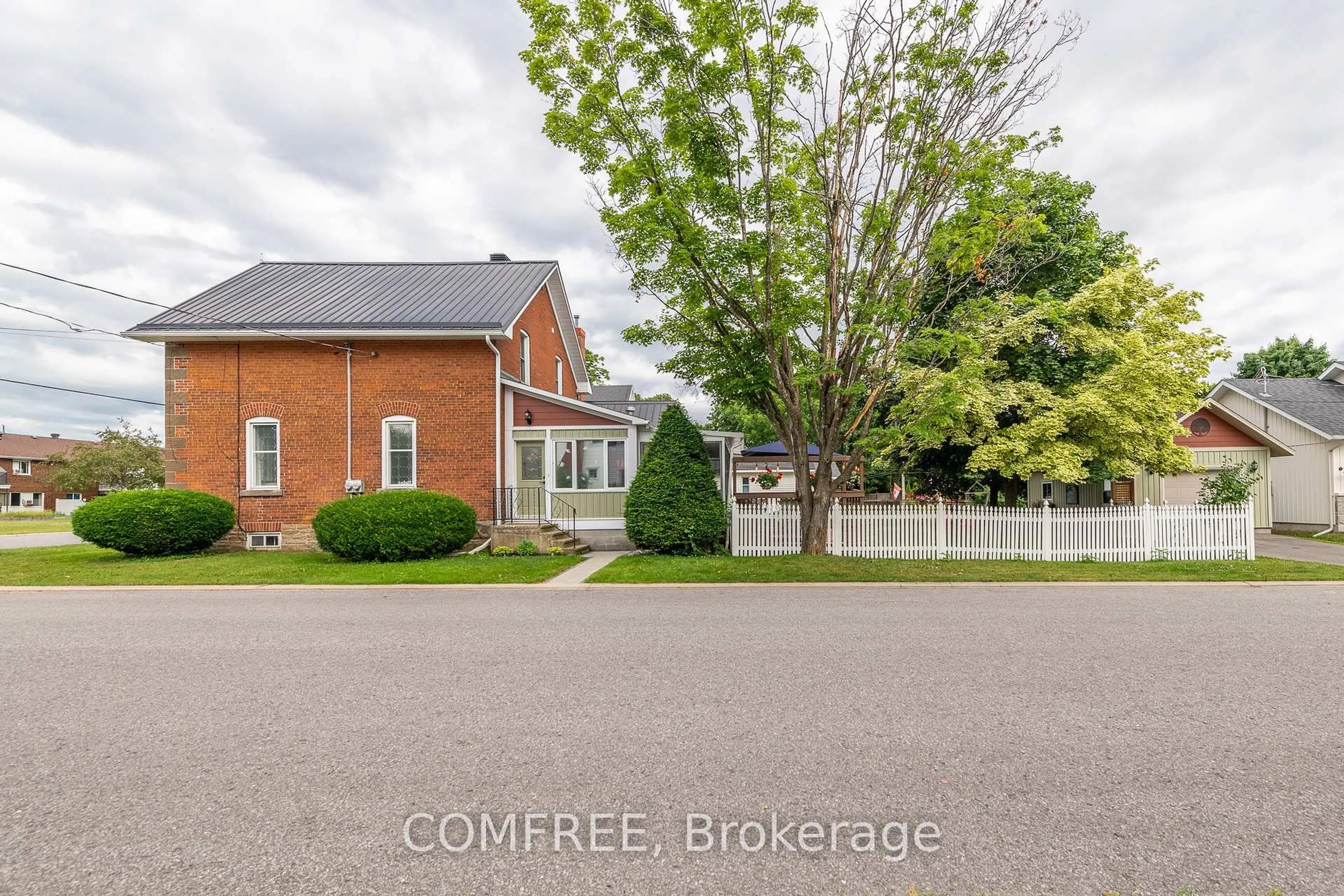 A pic from outside/outdoor area/front of a property/back of a property/a pic from drone, street for 256A and 256B Flora St, Carleton Place Ontario K7C 3M4