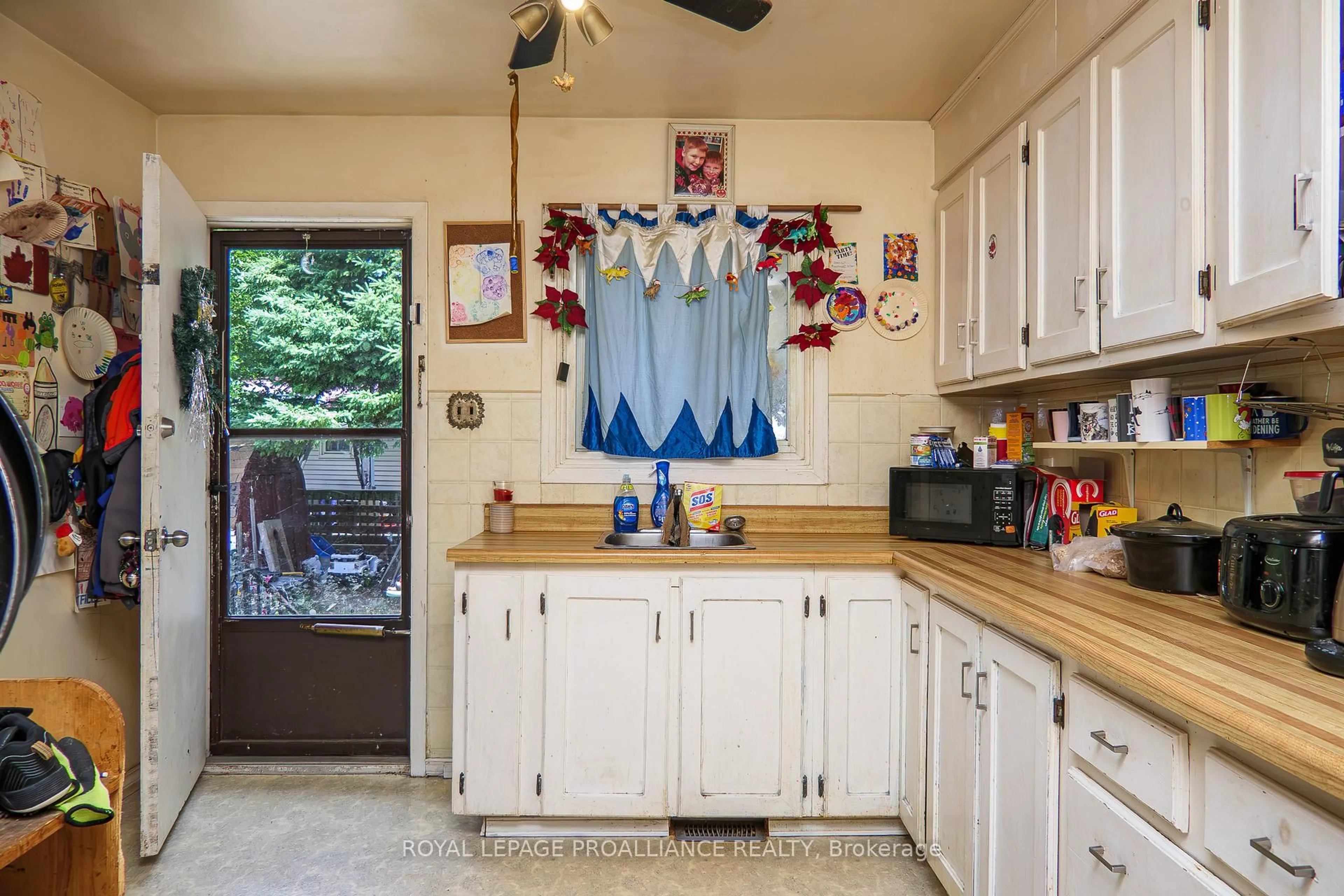 Standard kitchen, ceramic/tile floor for 135 Reid St, Quinte West Ontario K8V 5W2