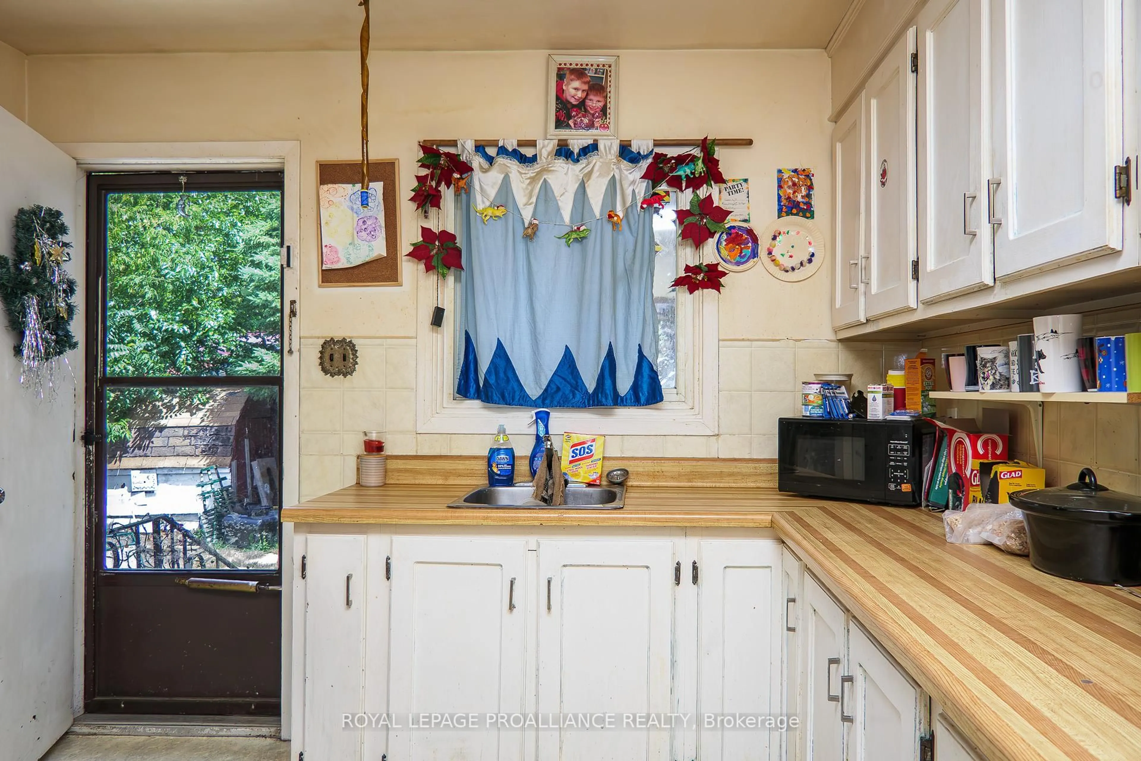 Standard kitchen, unknown for 135 Reid St, Quinte West Ontario K8V 5W2