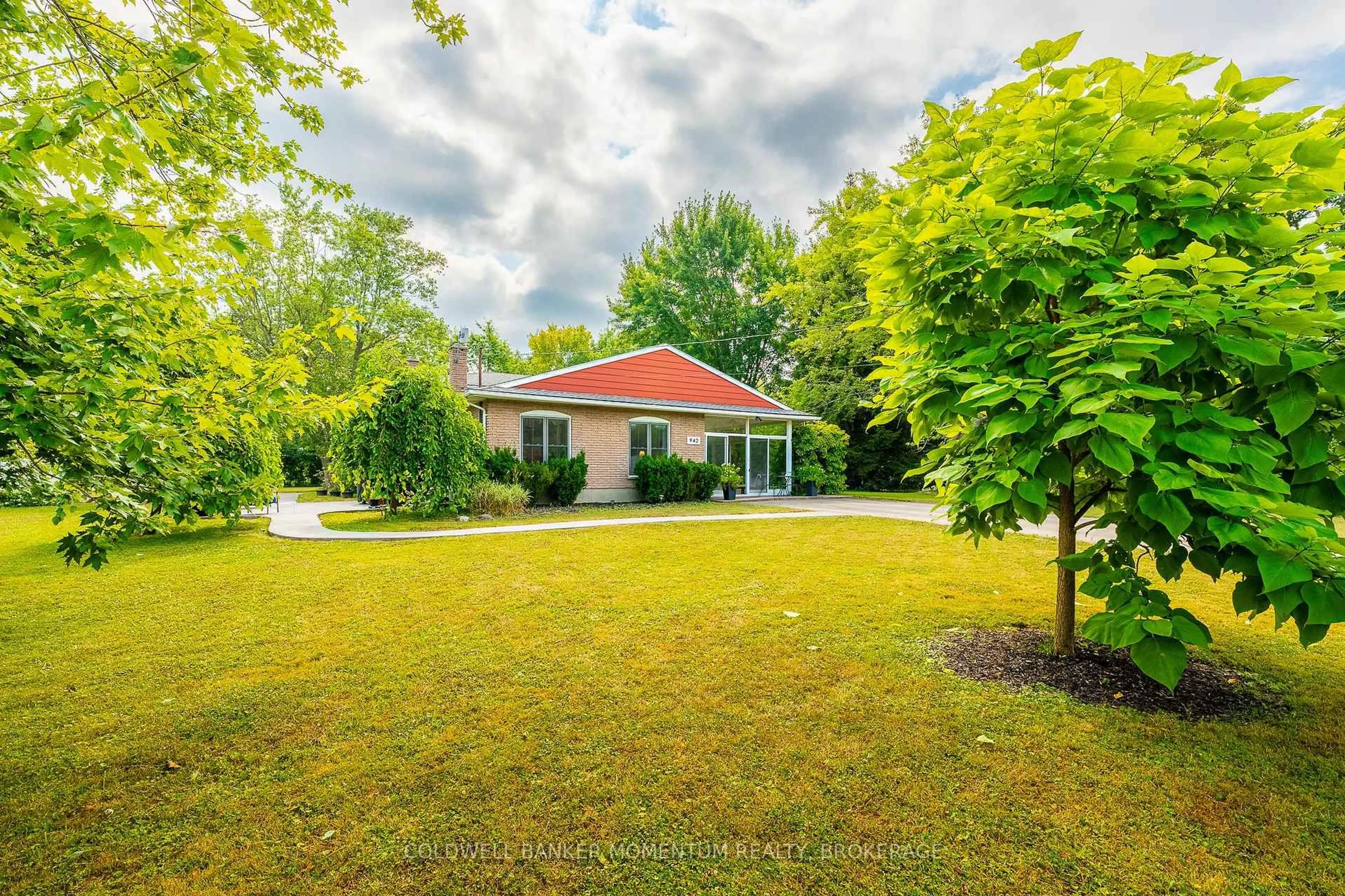A pic from outside/outdoor area/front of a property/back of a property/a pic from drone, unknown for 942 Cauthard Rd, Fort Erie Ontario L0S 1N0