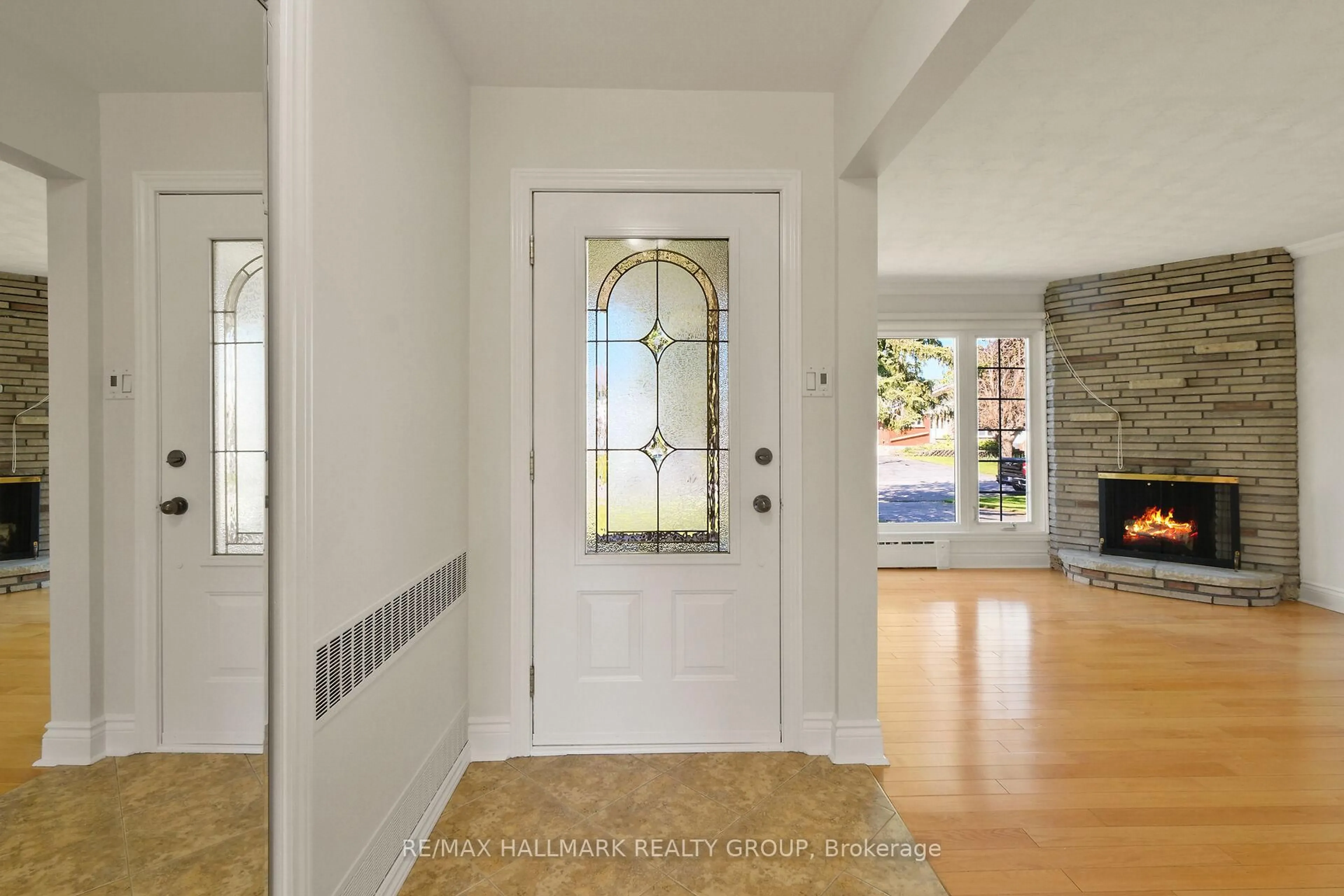 Indoor entryway for 1399 Aurele St, Ottawa Ontario K1B 3L4