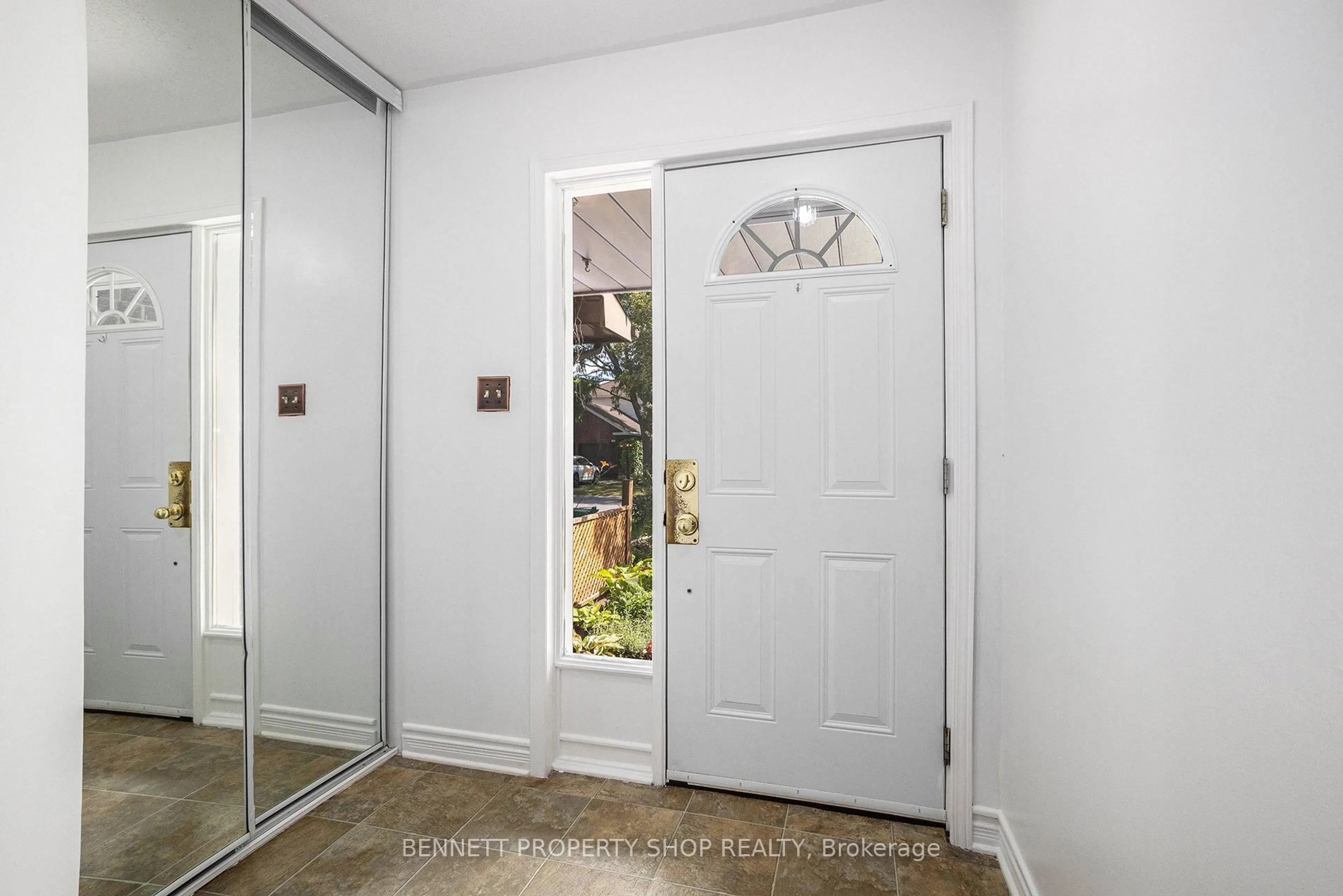 Indoor entryway for 64 Shearer Cres, Ottawa Ontario K2L 3N2