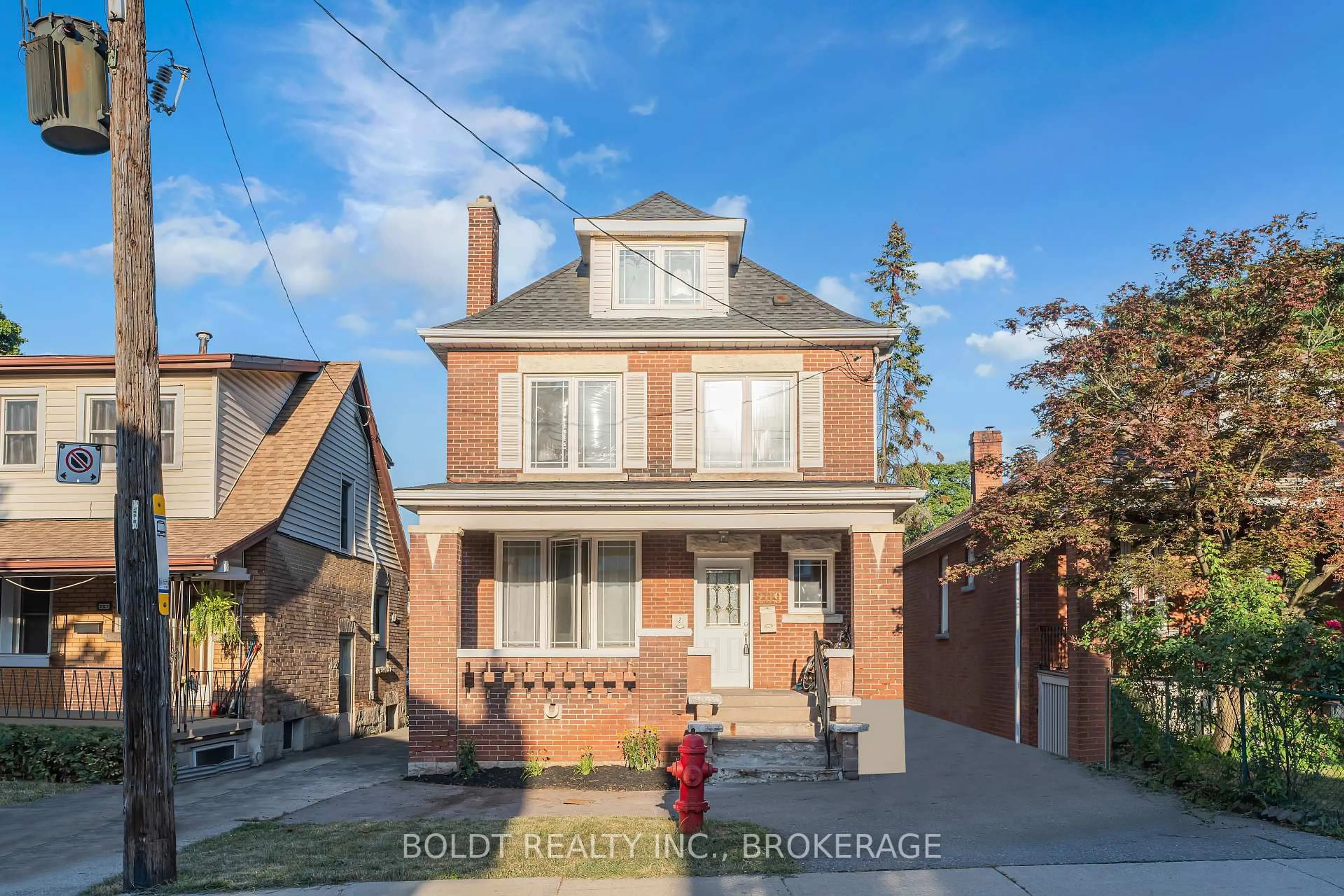 Home with brick exterior material, street for 209 Rosslyn Ave, Hamilton Ontario L8M 3J6