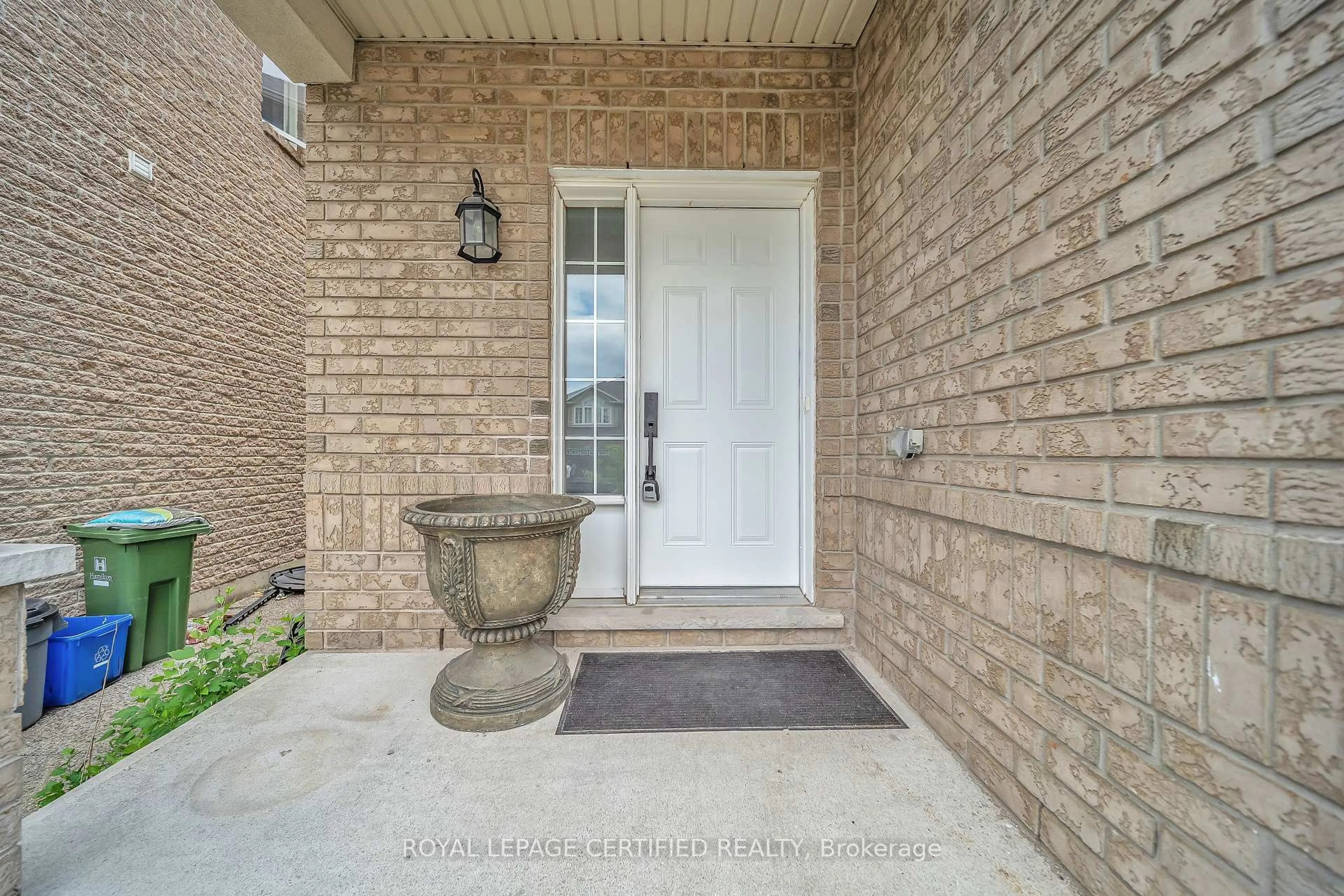 Indoor entryway for 18 House Lane, Hamilton Ontario L9K 0G1