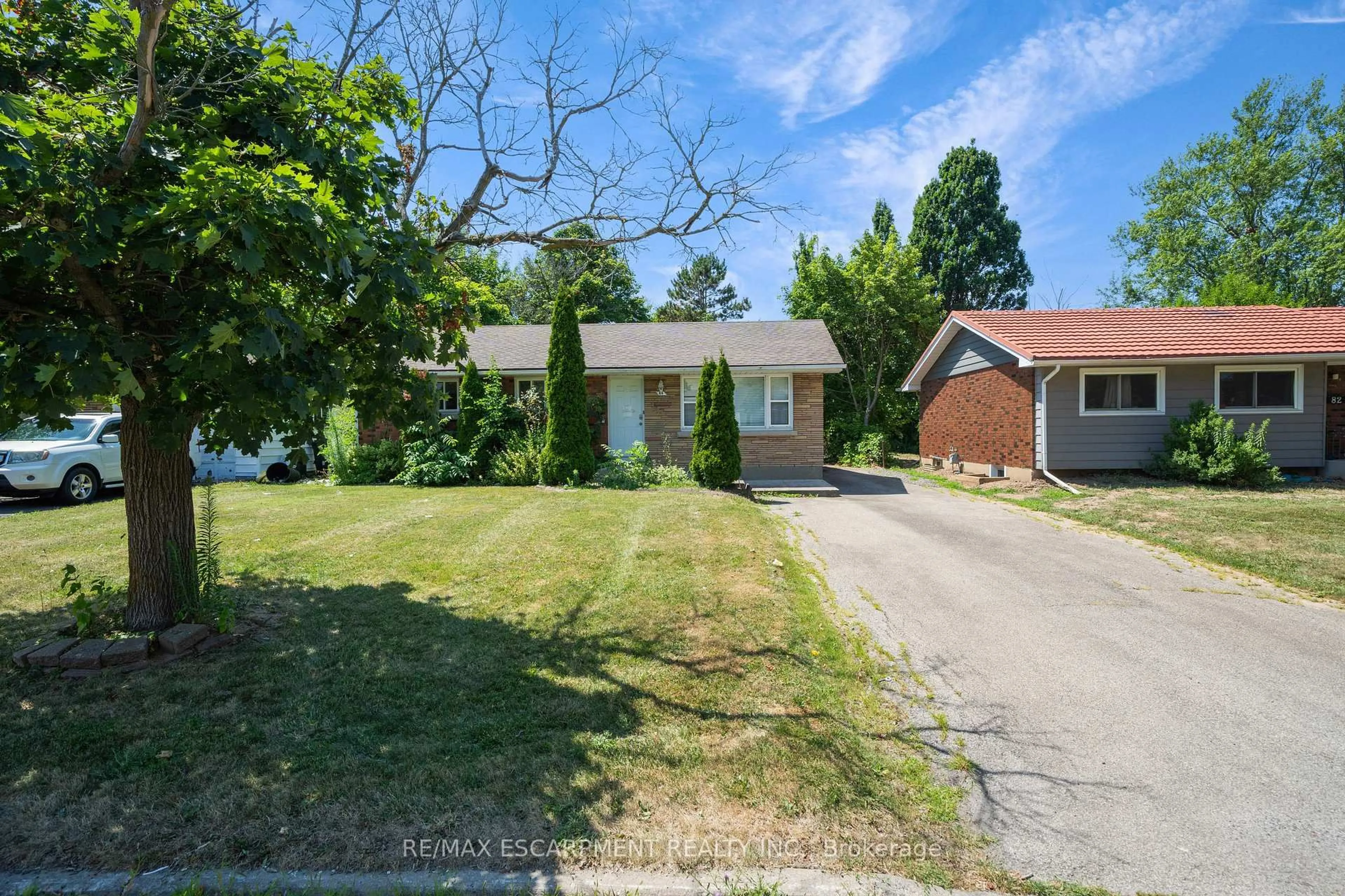 A pic from outside/outdoor area/front of a property/back of a property/a pic from drone, street for 84 Jacobson Ave, St. Catharines Ontario L2T 3A3