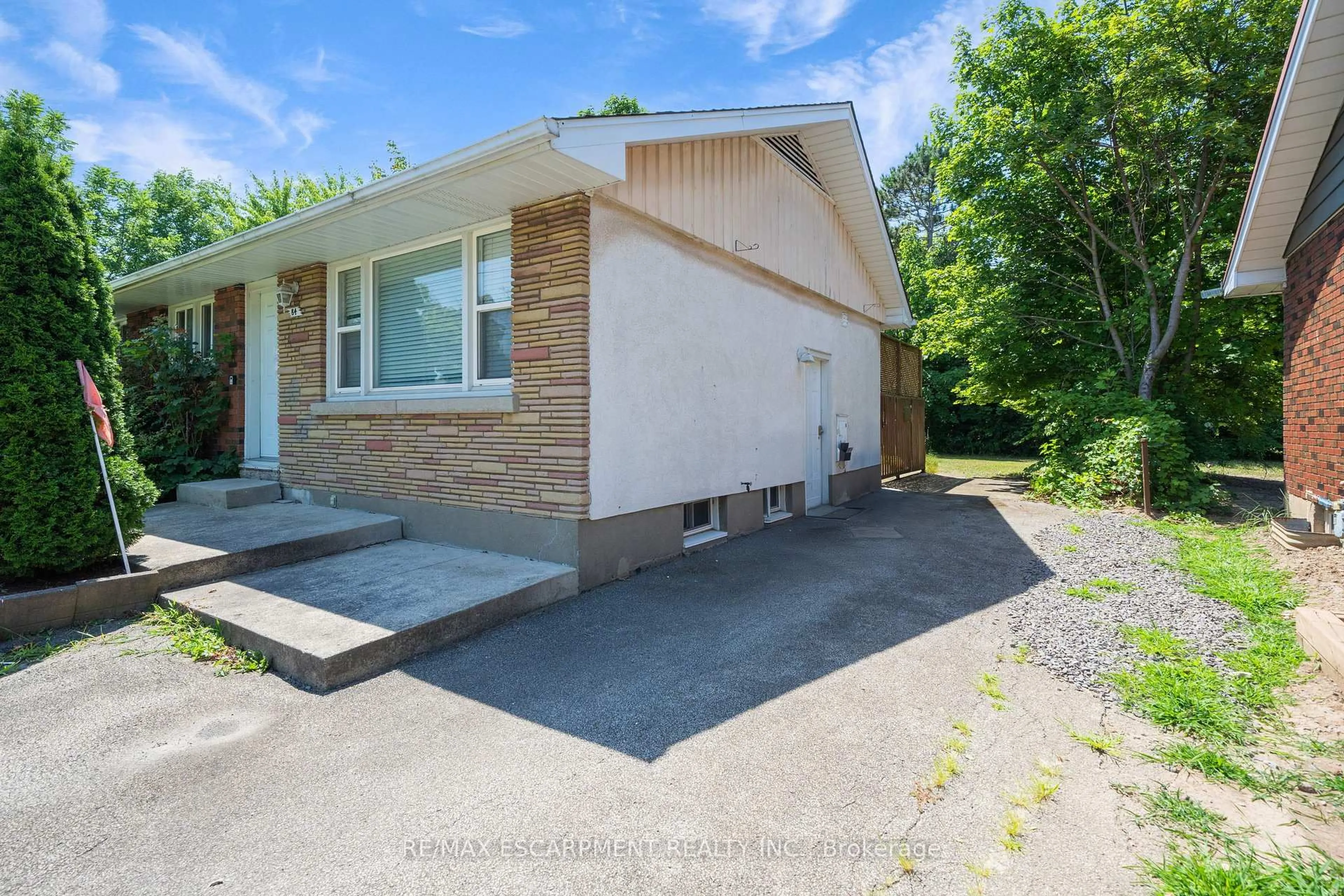 A pic from outside/outdoor area/front of a property/back of a property/a pic from drone, street for 84 Jacobson Ave, St. Catharines Ontario L2T 3A3