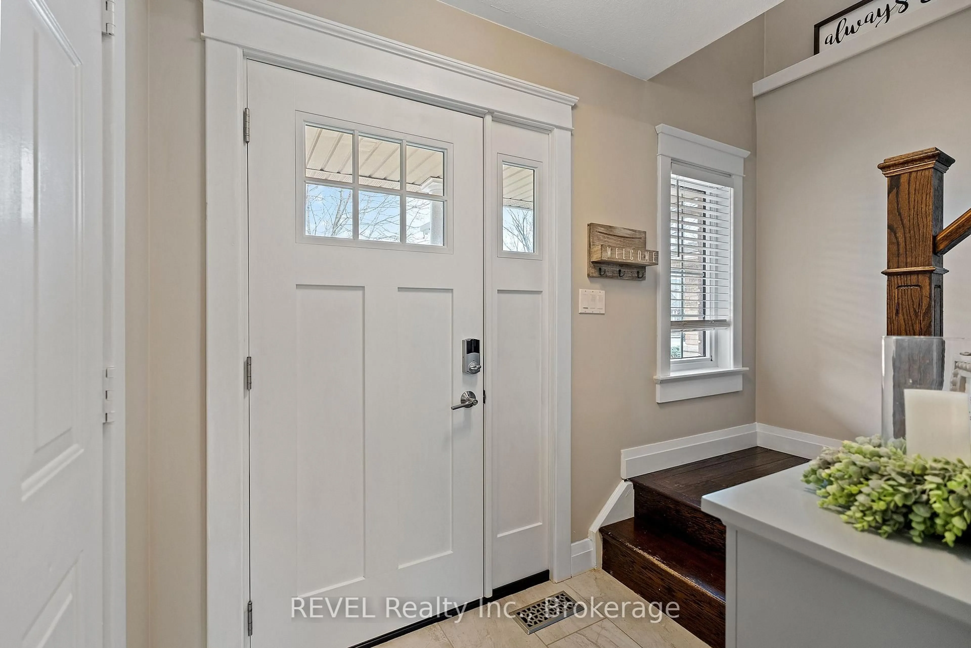Indoor entryway for 38 Udell Way, Grimsby Ontario L3M 5L3