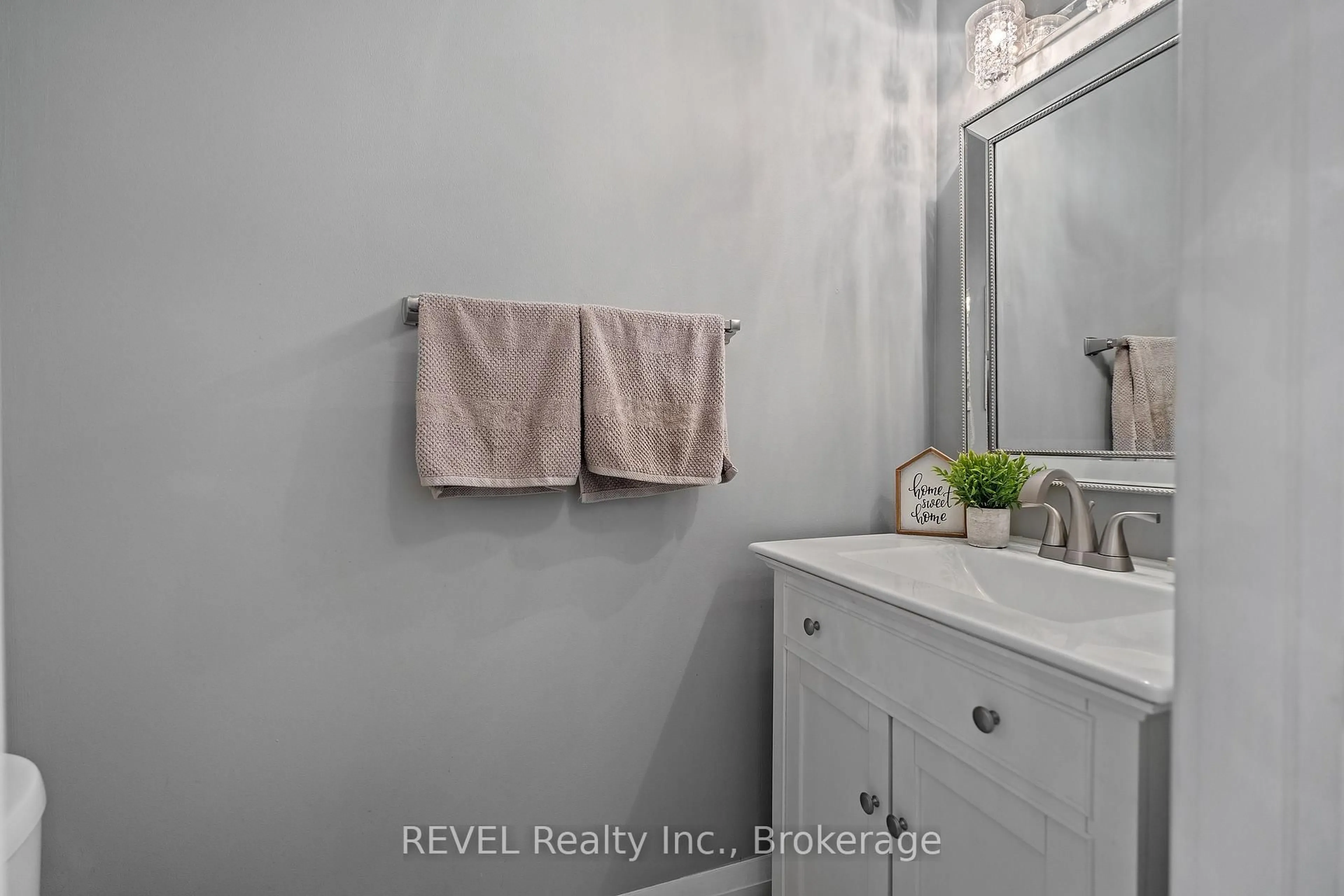 Standard bathroom, ceramic/tile floor for 38 Udell Way, Grimsby Ontario L3M 5L3