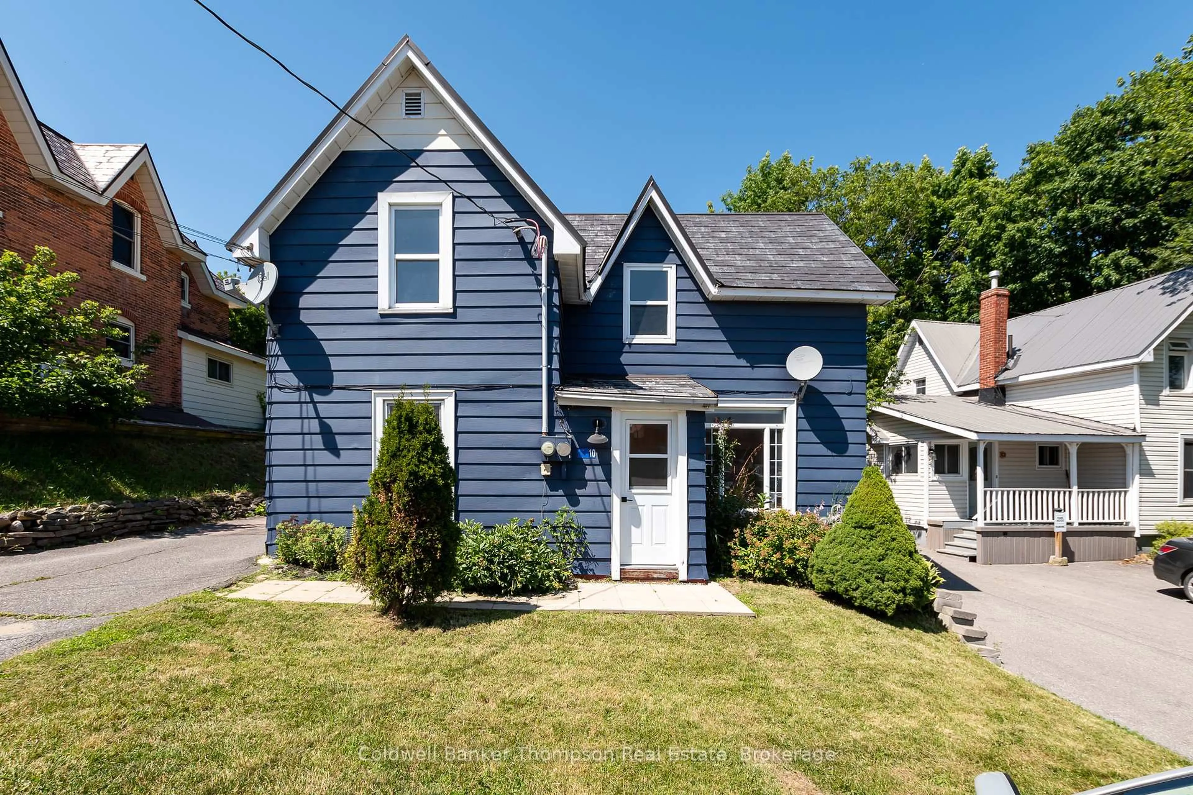 Home with vinyl exterior material, street for 10 Caroline St, Huntsville Ontario P1H 2B4