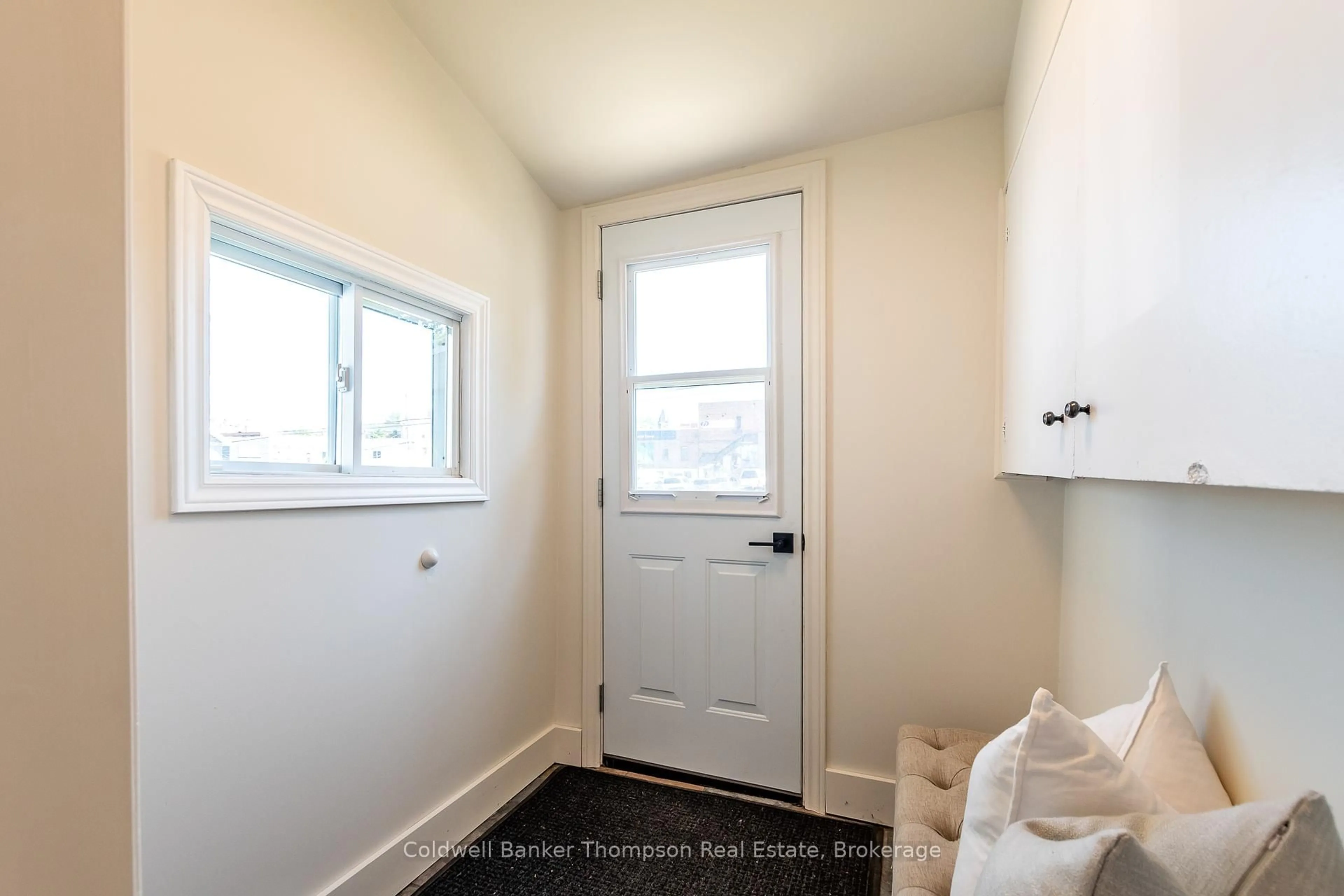 Indoor entryway for 10 Caroline St, Huntsville Ontario P1H 2B4