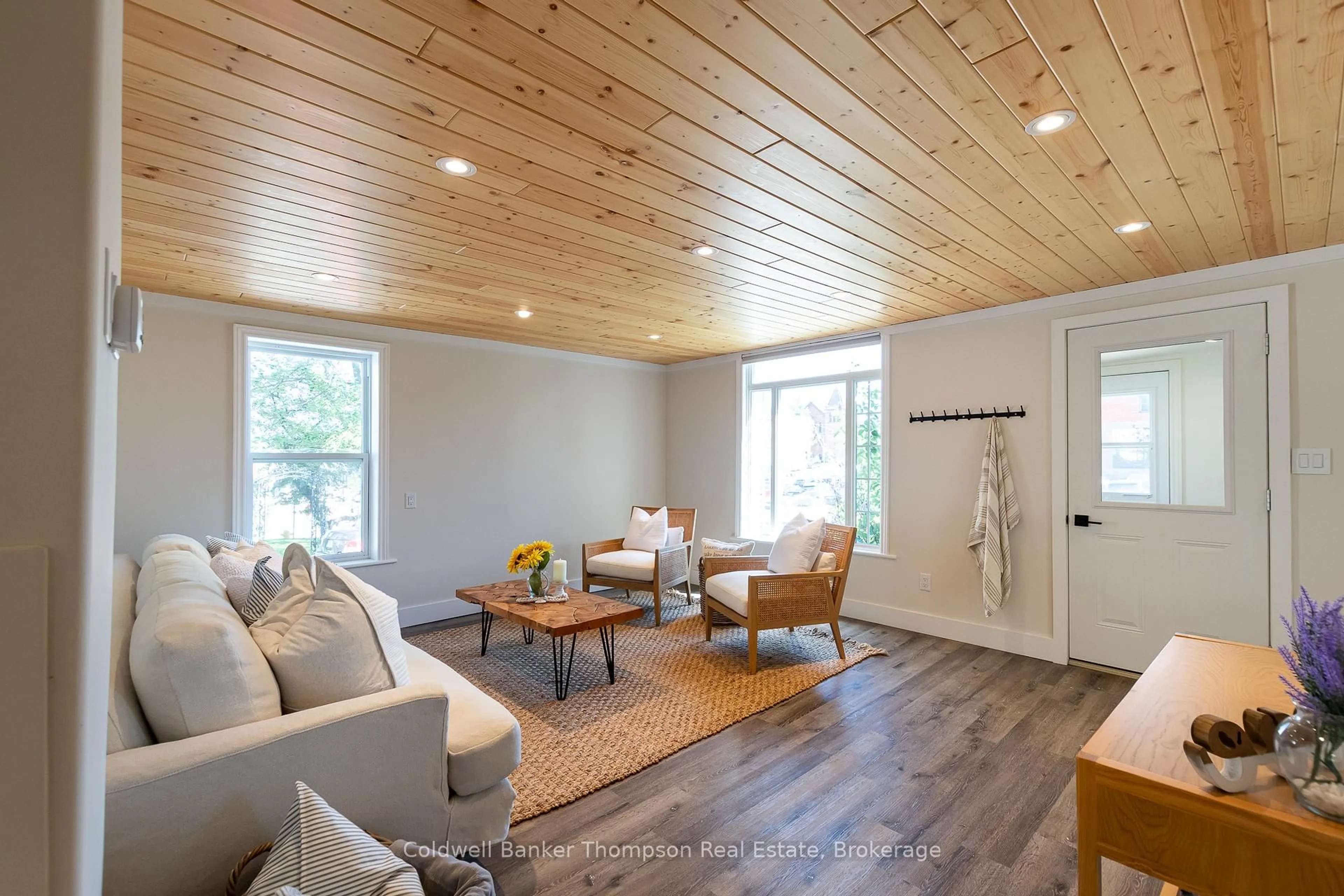 Living room with furniture, wood/laminate floor for 10 Caroline St, Huntsville Ontario P1H 2B4