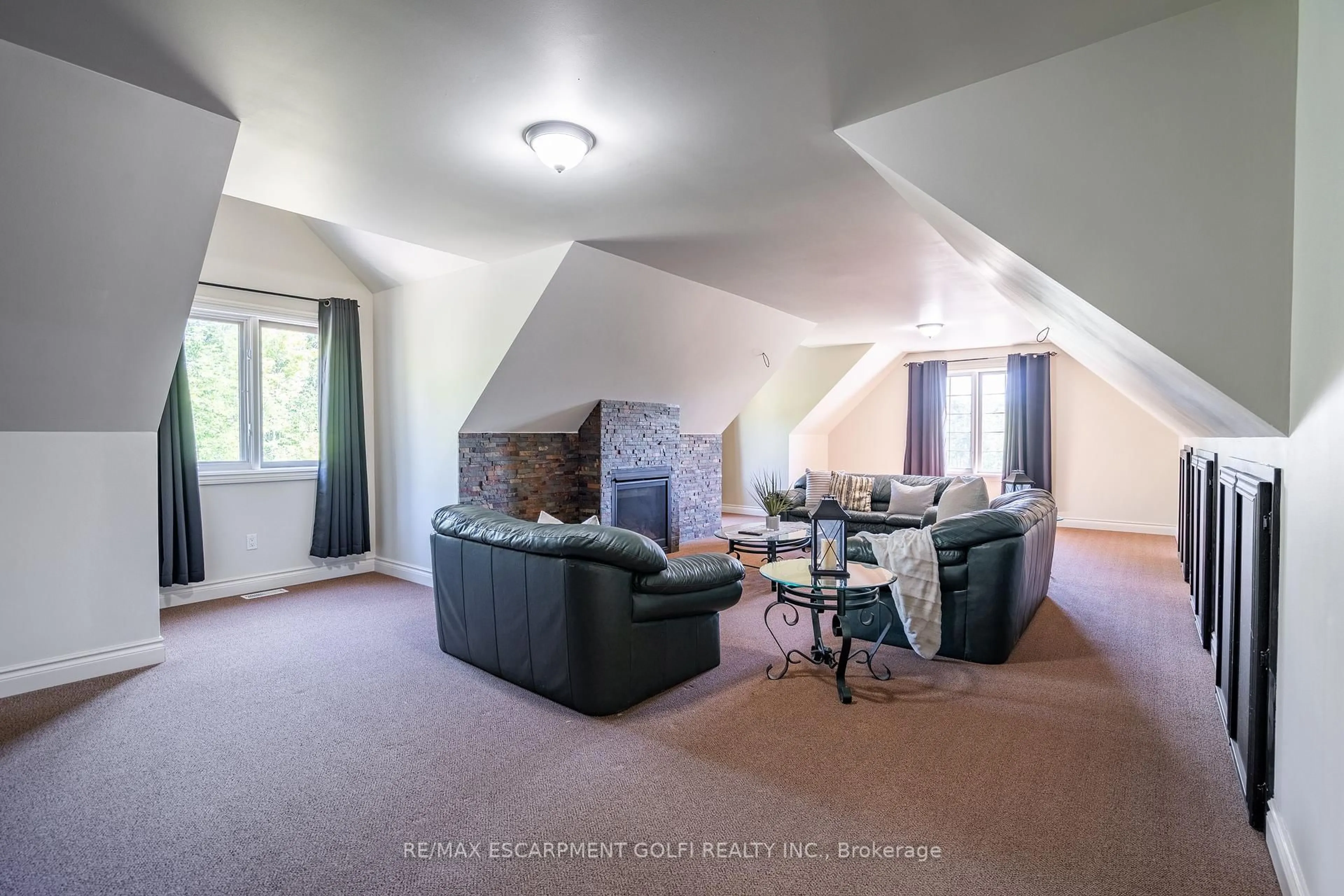 Living room with furniture, unknown for 2600 Maple St, Pelham Ontario L0S 1C0