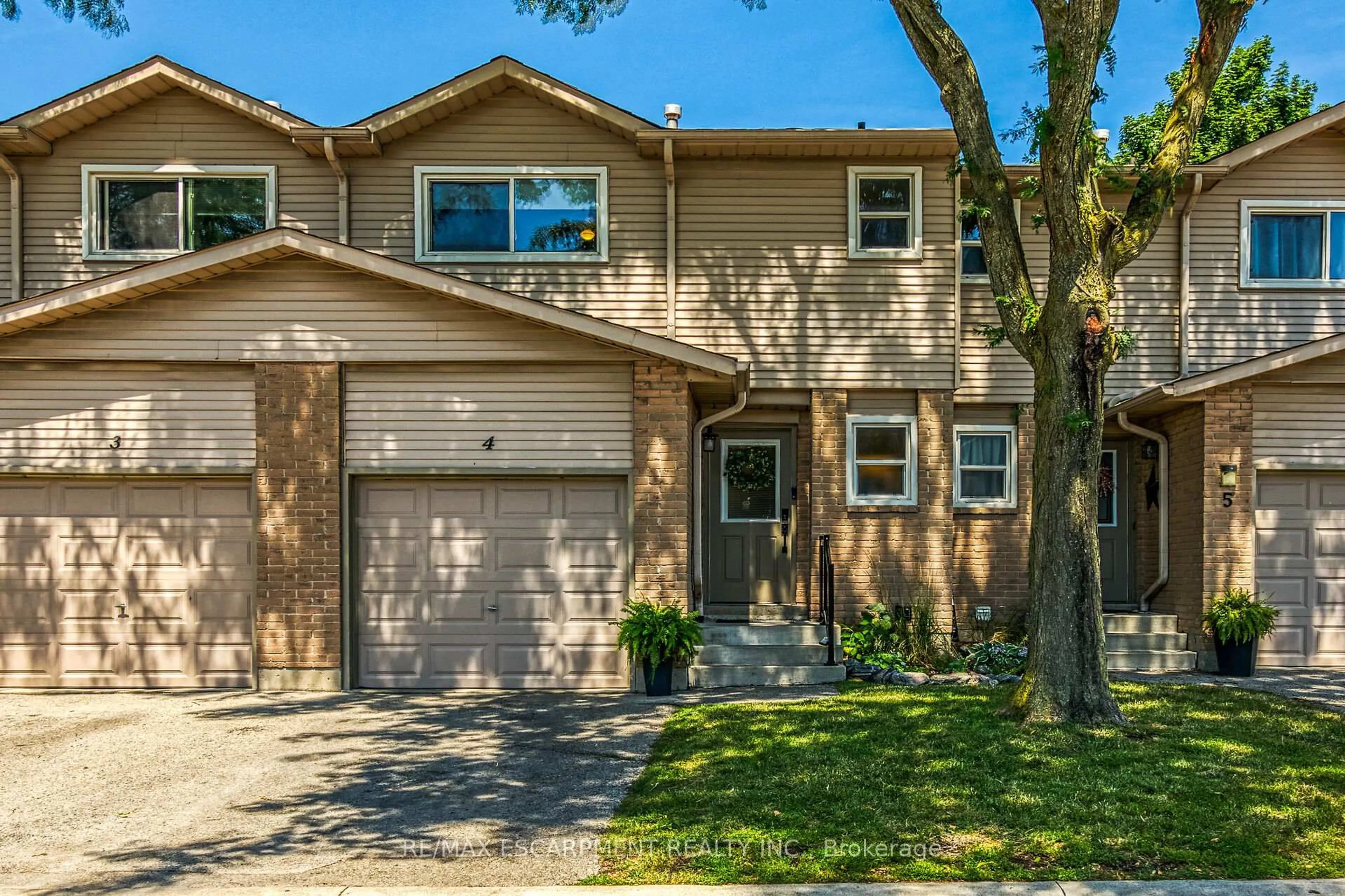 Home with vinyl exterior material, street for 15 Derby St #4, Hamilton Ontario L8W 3T3
