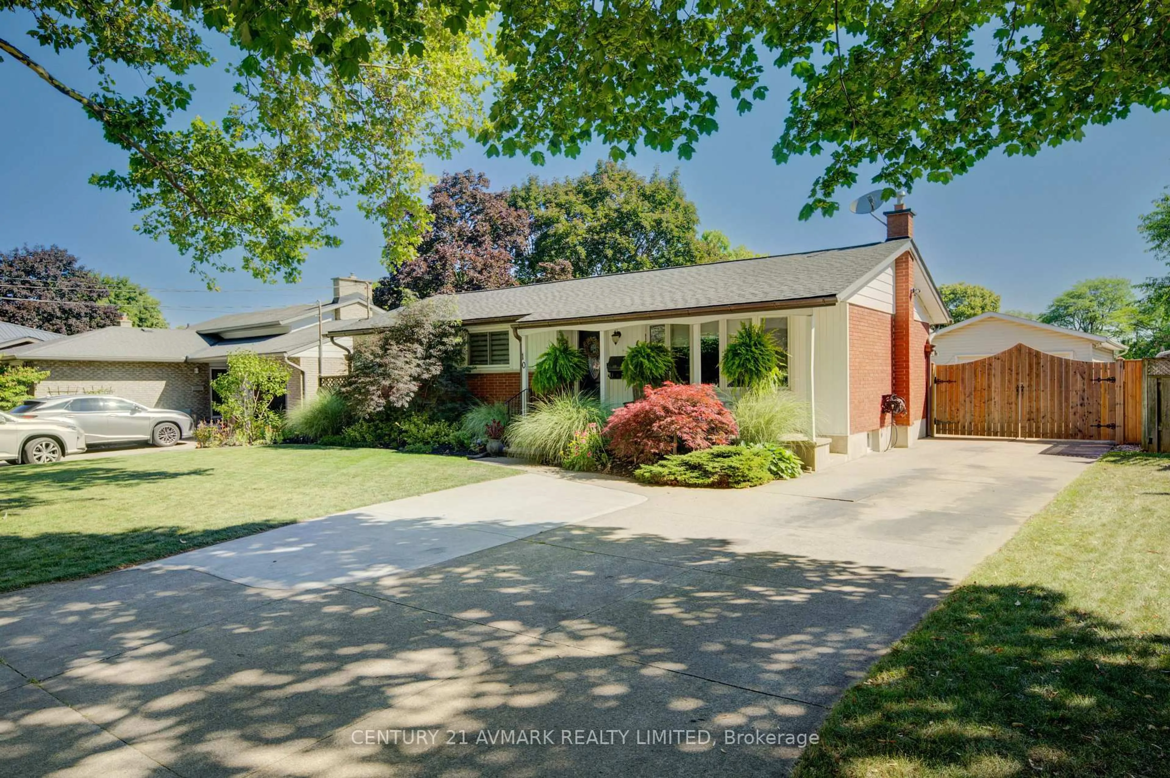 A pic from outside/outdoor area/front of a property/back of a property/a pic from drone, street for 10 Royale Rd, St. Catharines Ontario L2N 3X9