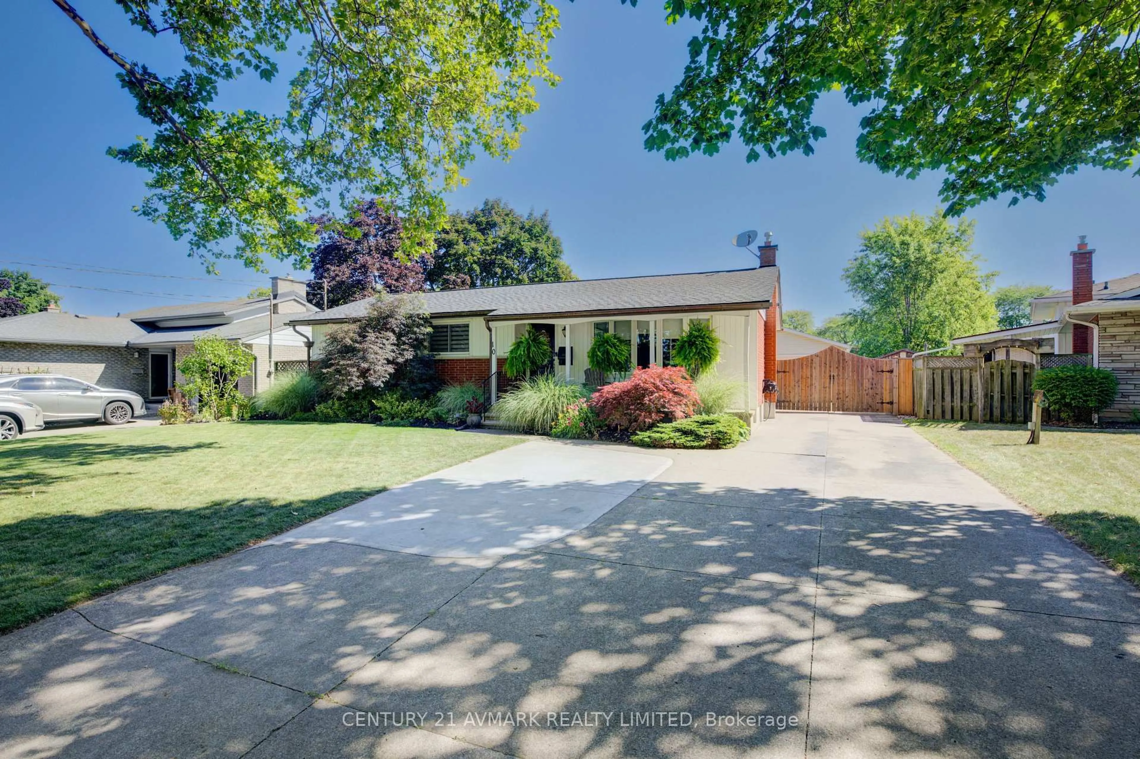 A pic from outside/outdoor area/front of a property/back of a property/a pic from drone, street for 10 Royale Rd, St. Catharines Ontario L2N 3X9