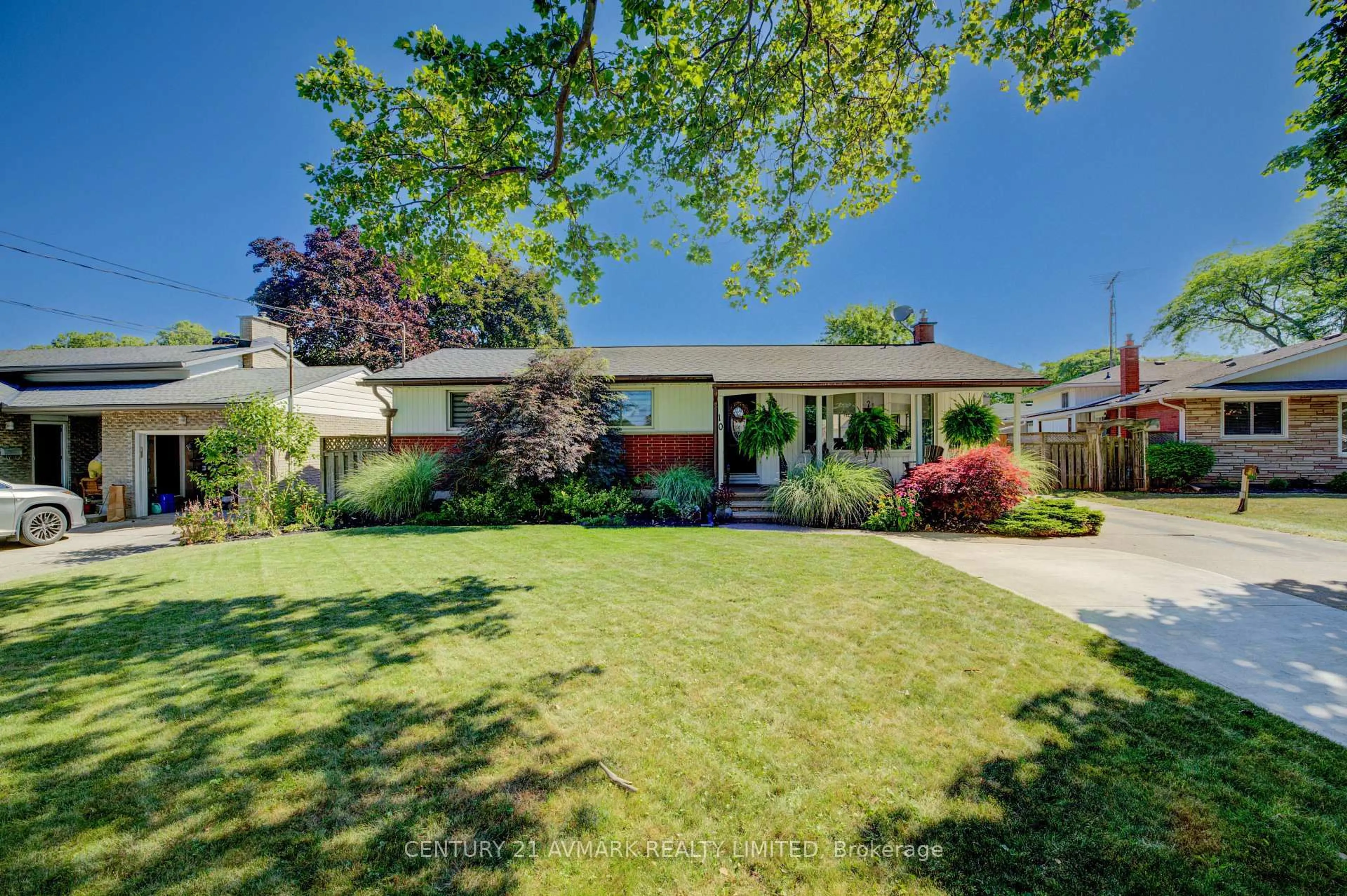 A pic from outside/outdoor area/front of a property/back of a property/a pic from drone, street for 10 Royale Rd, St. Catharines Ontario L2N 3X9