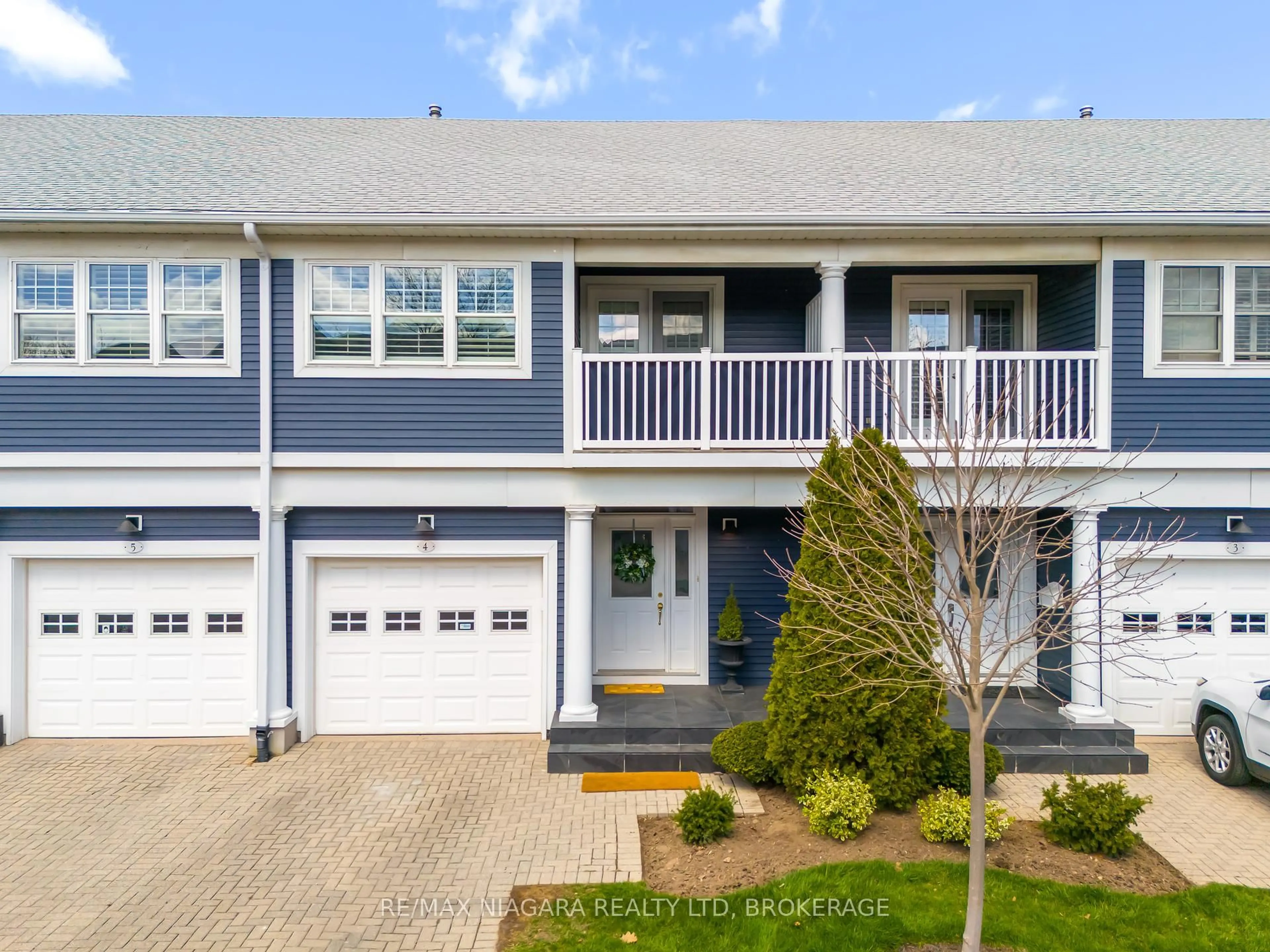 Home with vinyl exterior material, street for 88 Lakeport Rd #4, St. Catharines Ontario L2N 4P8