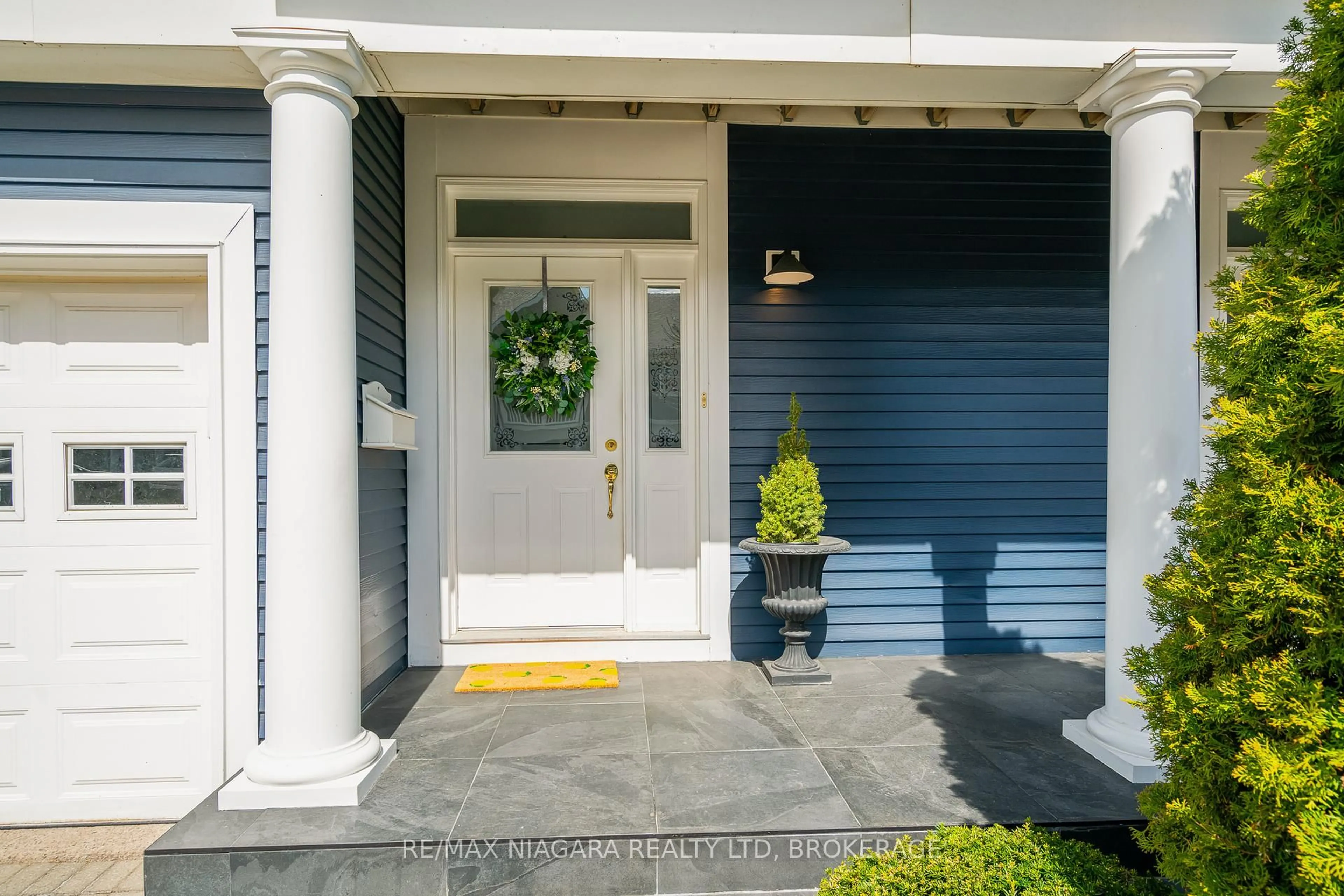 Indoor entryway for 88 Lakeport Rd #4, St. Catharines Ontario L2N 4P8