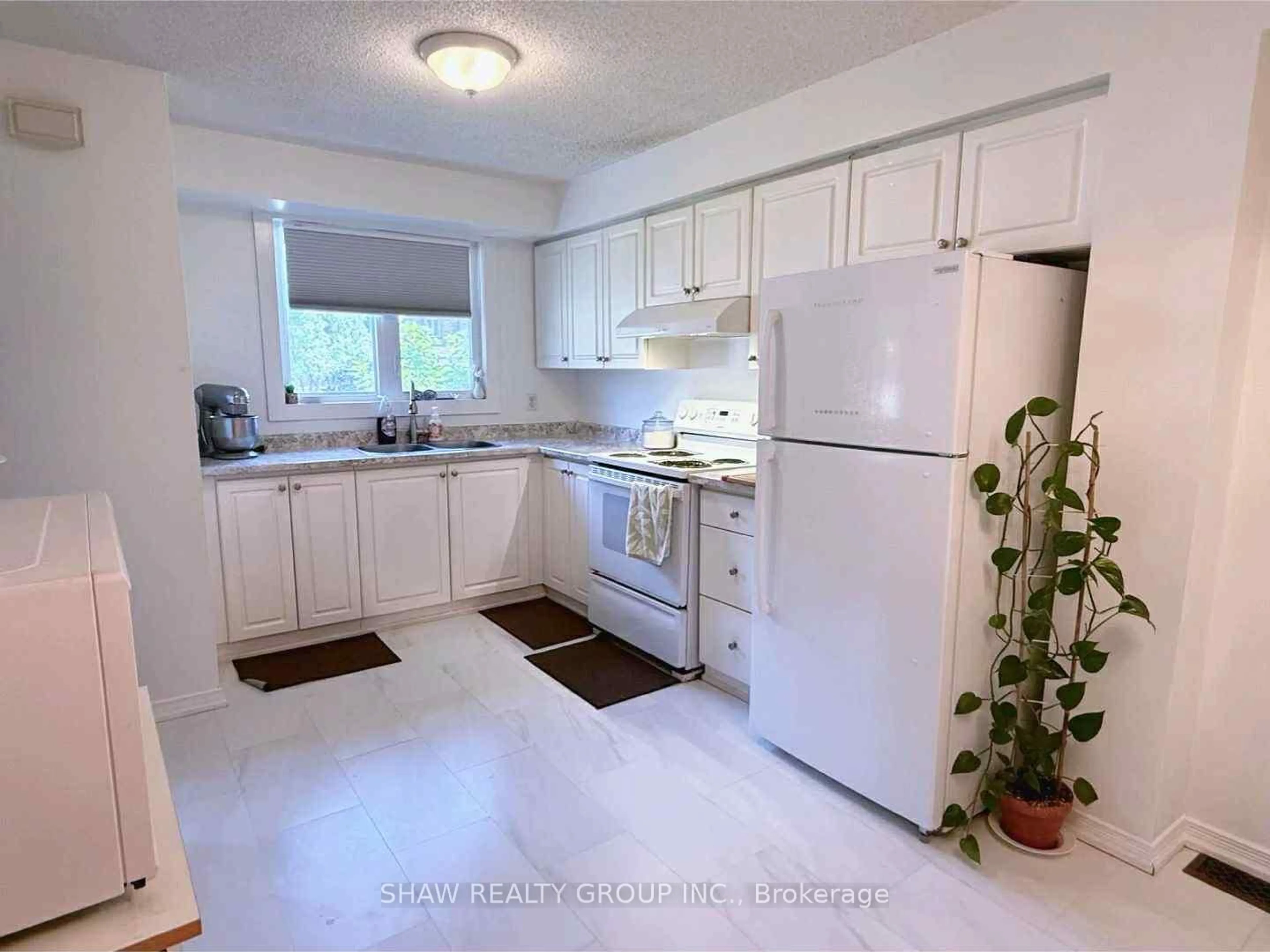 Standard kitchen, ceramic/tile floor for 445 Pioneer Dr #4, Kitchener Ontario N2P 1L8