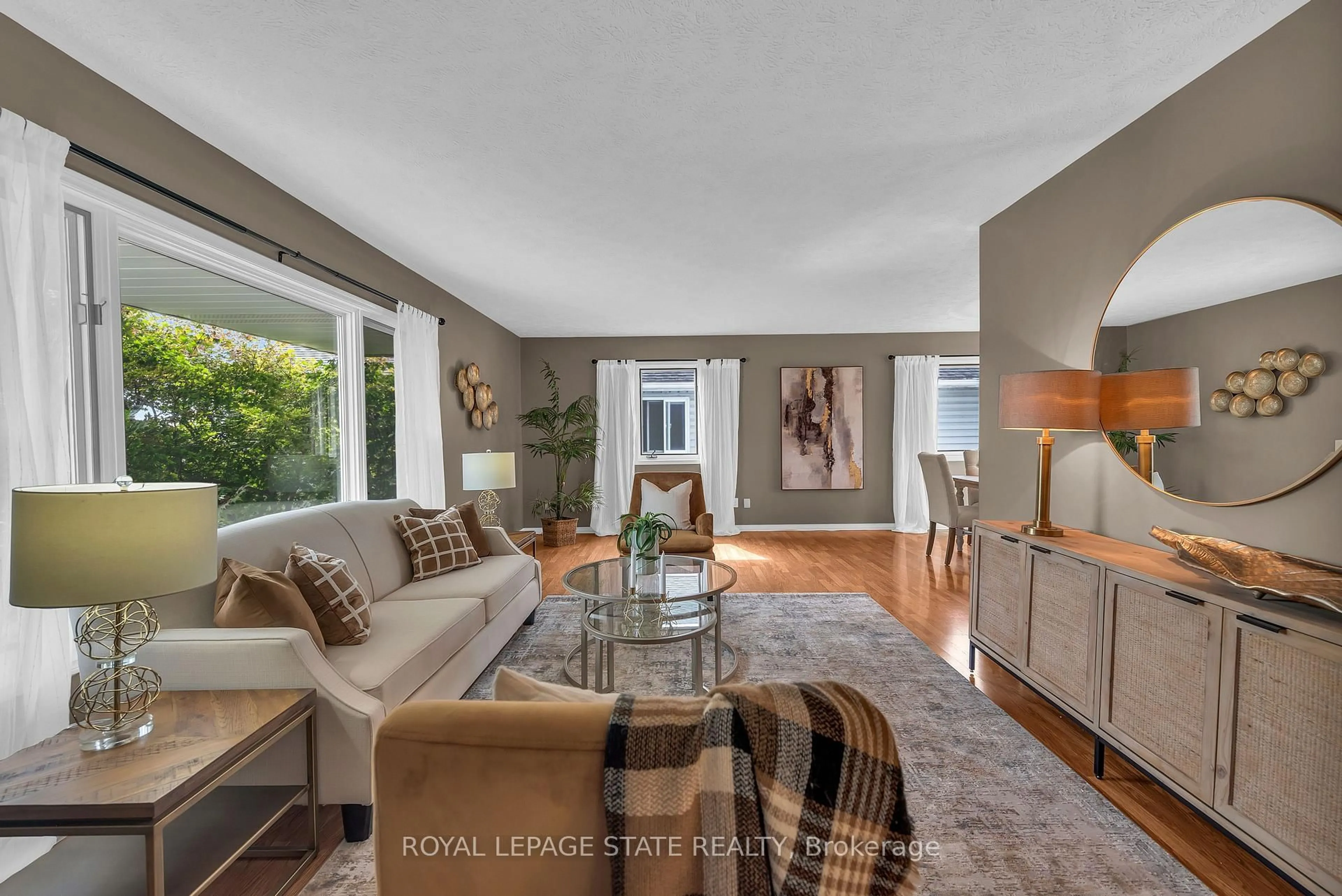 Living room with furniture, unknown for 20 Sarah St, Haldimand Ontario N0A 1H0