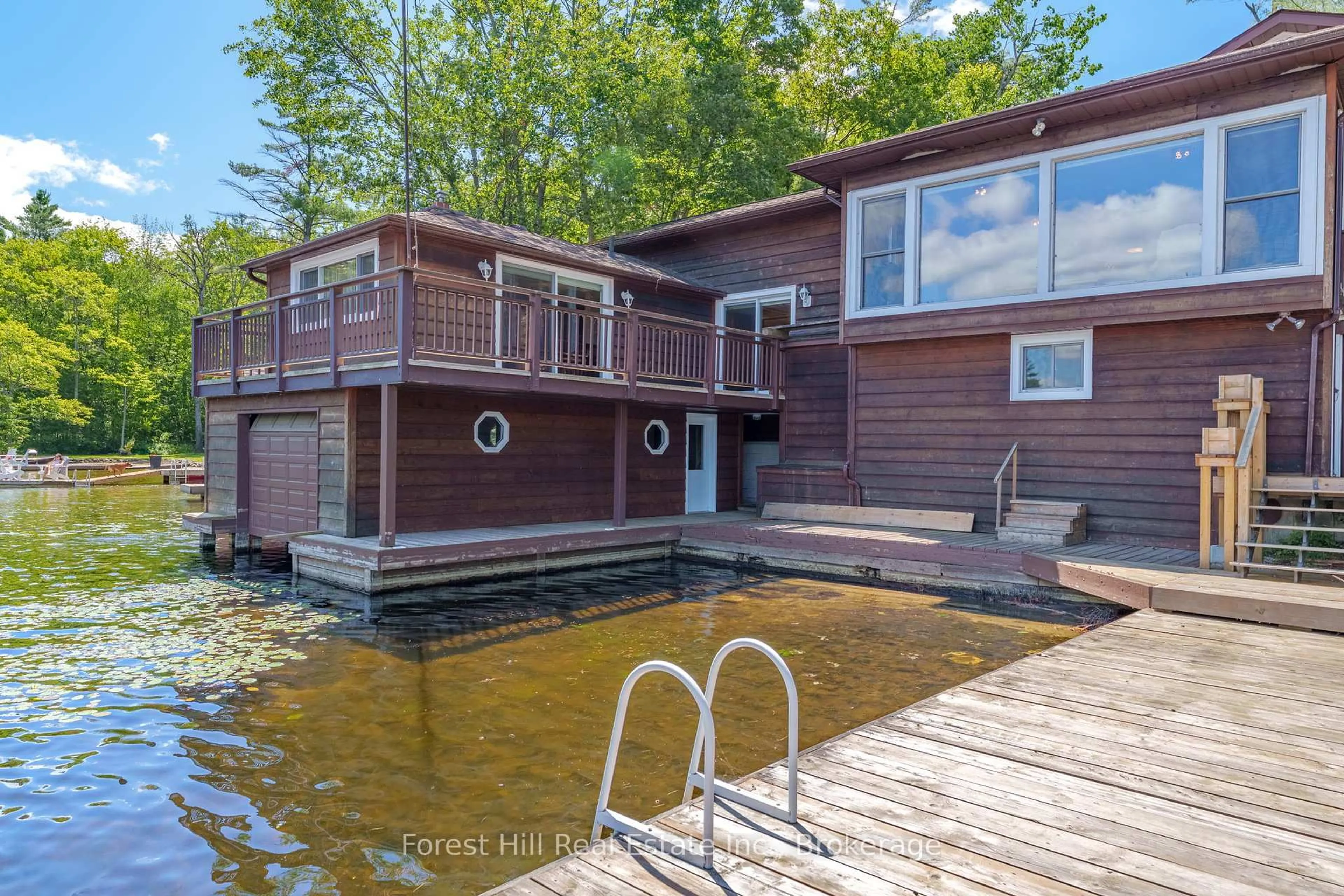 Home with vinyl exterior material, water/lake/river/ocean view for 1062 Pine Lake Rd, Gravenhurst Ontario P1P 1R2