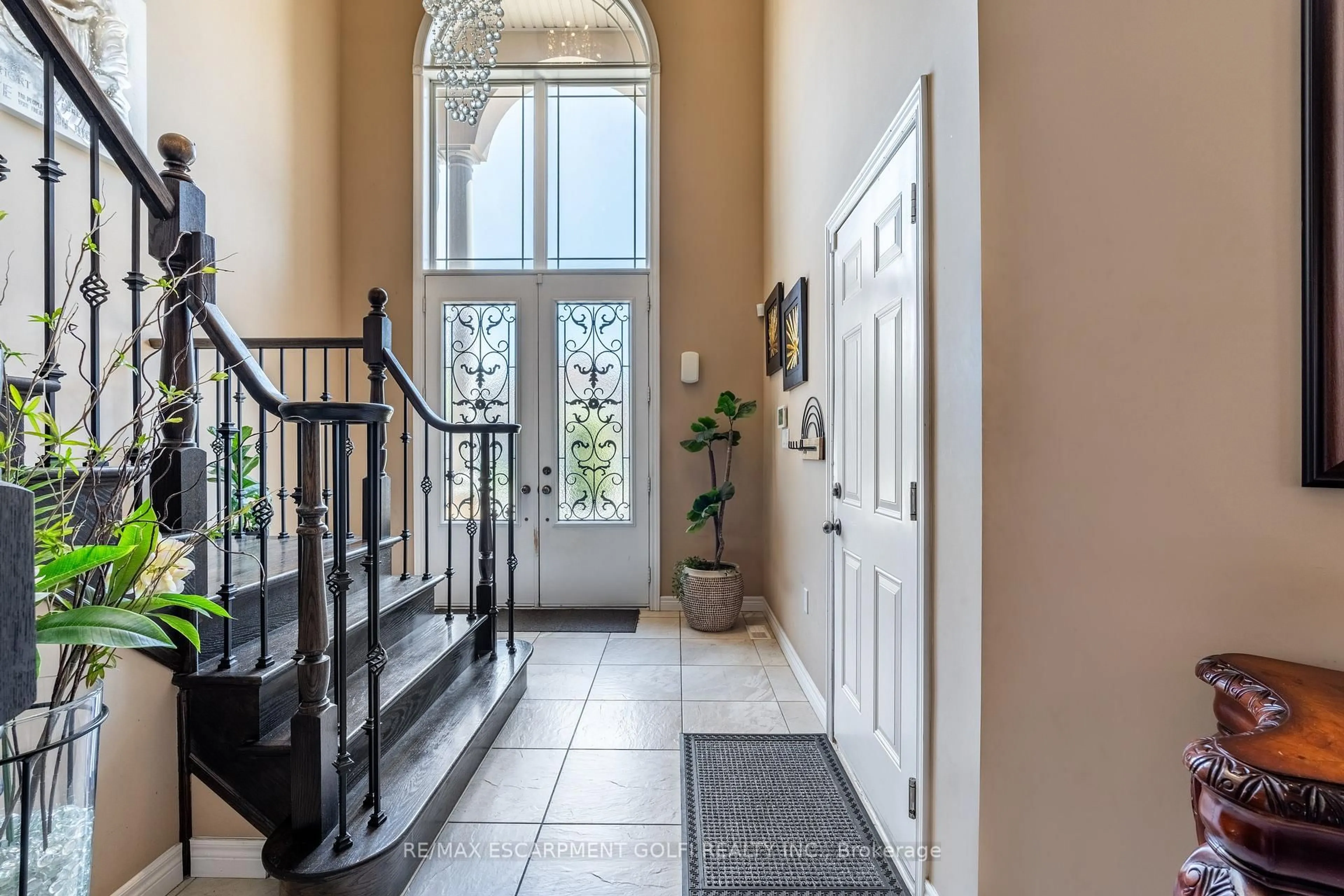 Indoor entryway for 27 Pinemeadow Dr, Hamilton Ontario L9A 0B7