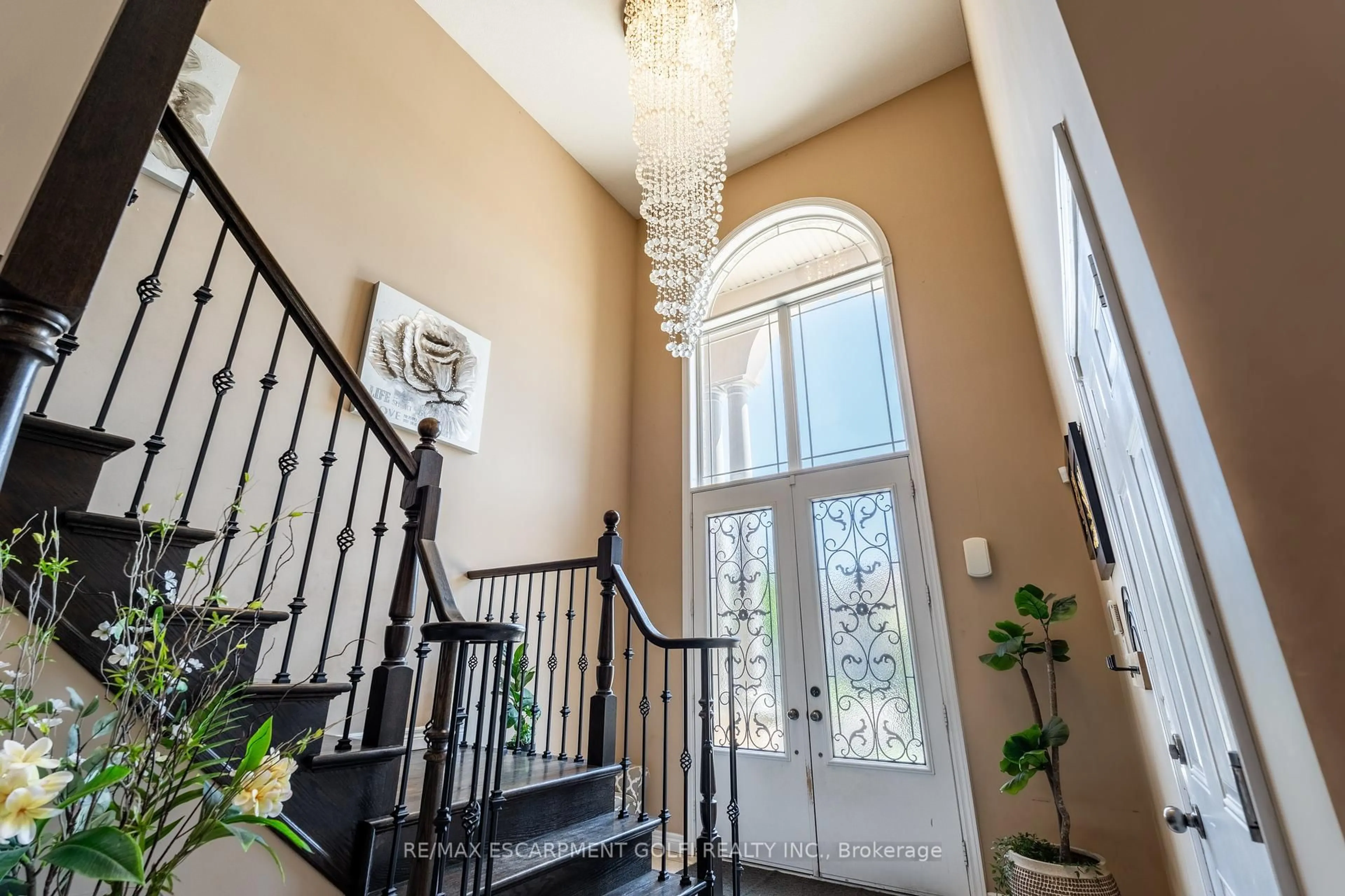 Indoor foyer for 27 Pinemeadow Dr, Hamilton Ontario L9A 0B7