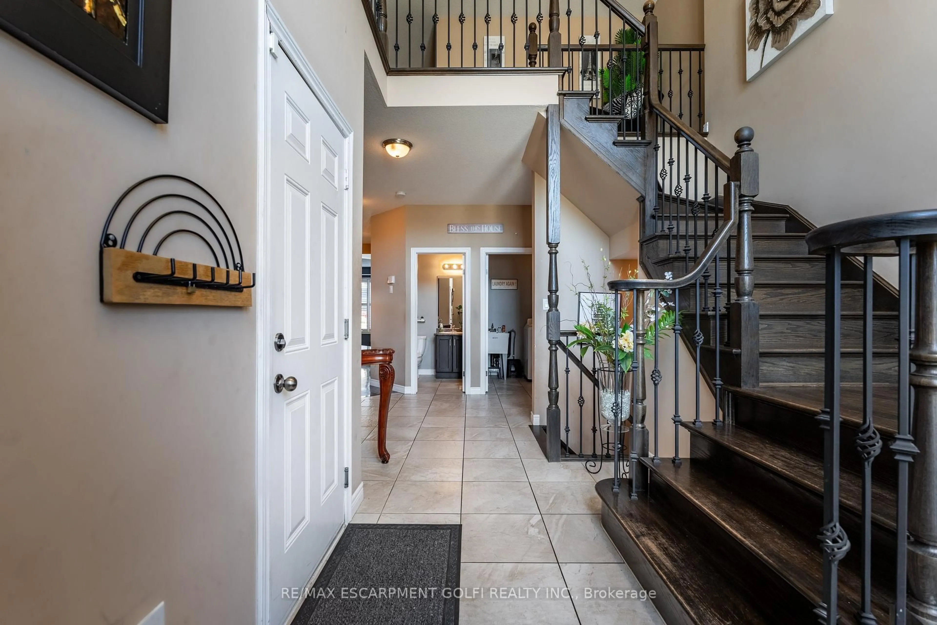 Indoor entryway for 27 Pinemeadow Dr, Hamilton Ontario L9A 0B7