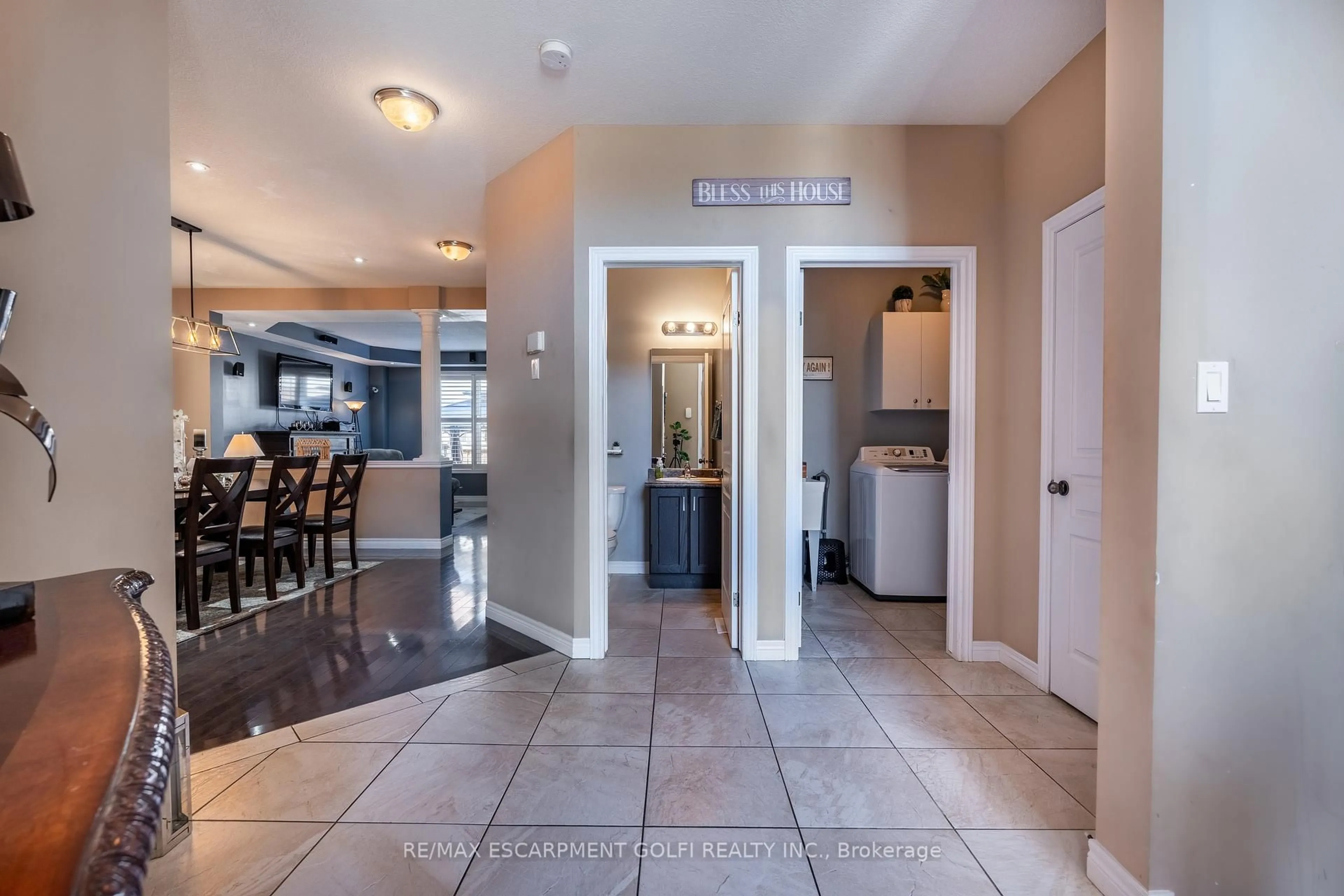 Indoor entryway for 27 Pinemeadow Dr, Hamilton Ontario L9A 0B7