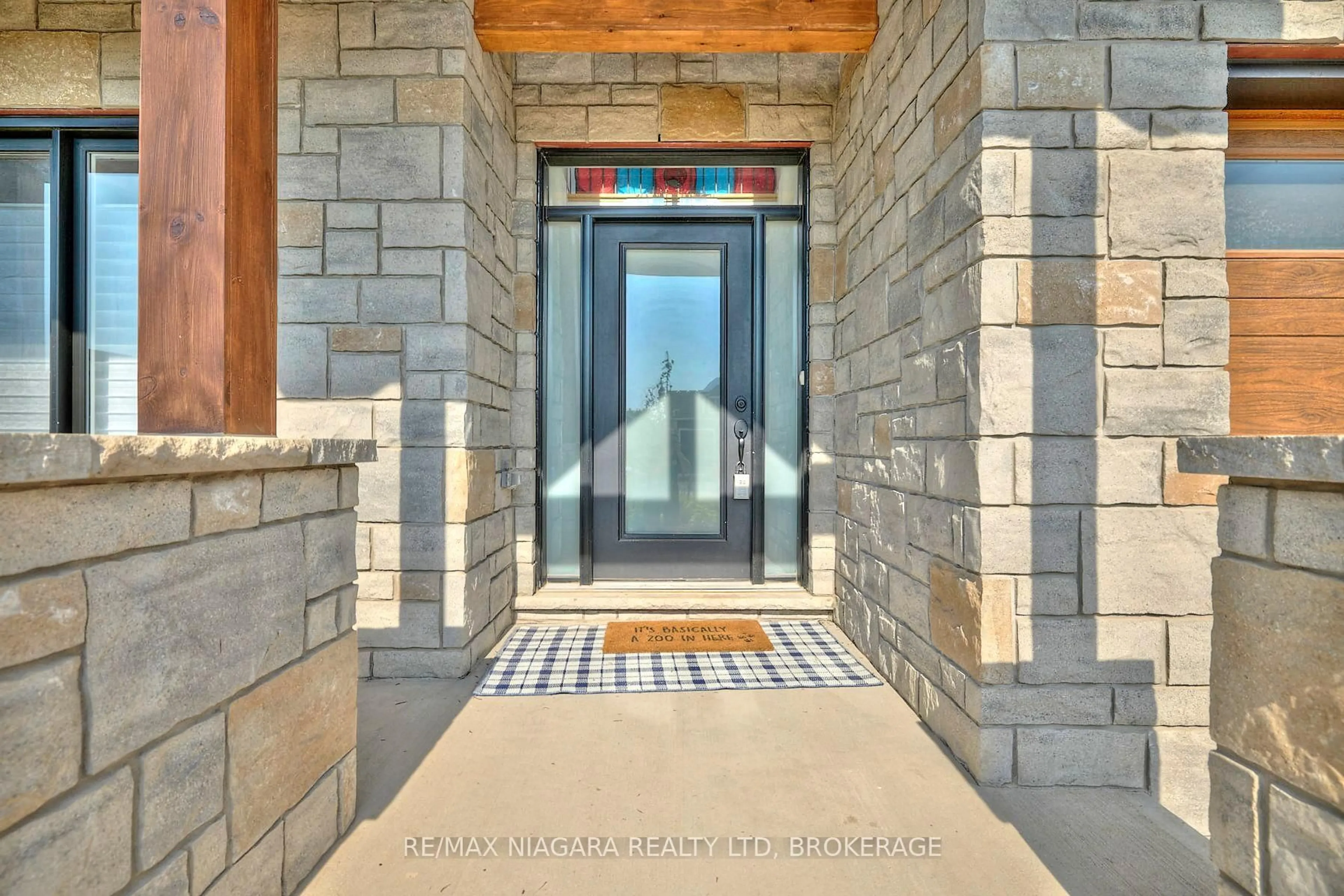 Indoor entryway for 3609 CANFIELD Cres, Fort Erie Ontario L0S 1S0