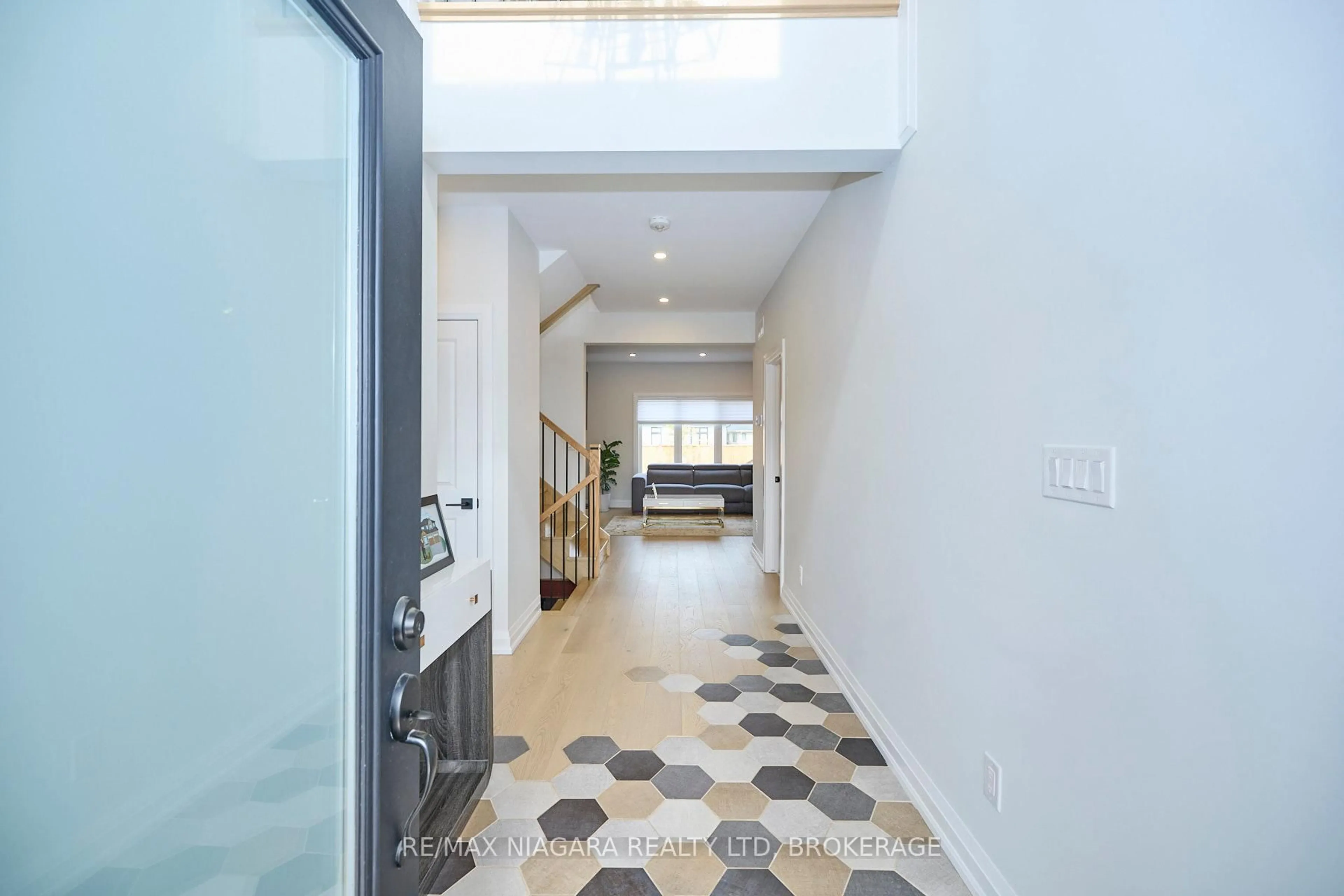 Indoor foyer for 3609 CANFIELD Cres, Fort Erie Ontario L0S 1S0