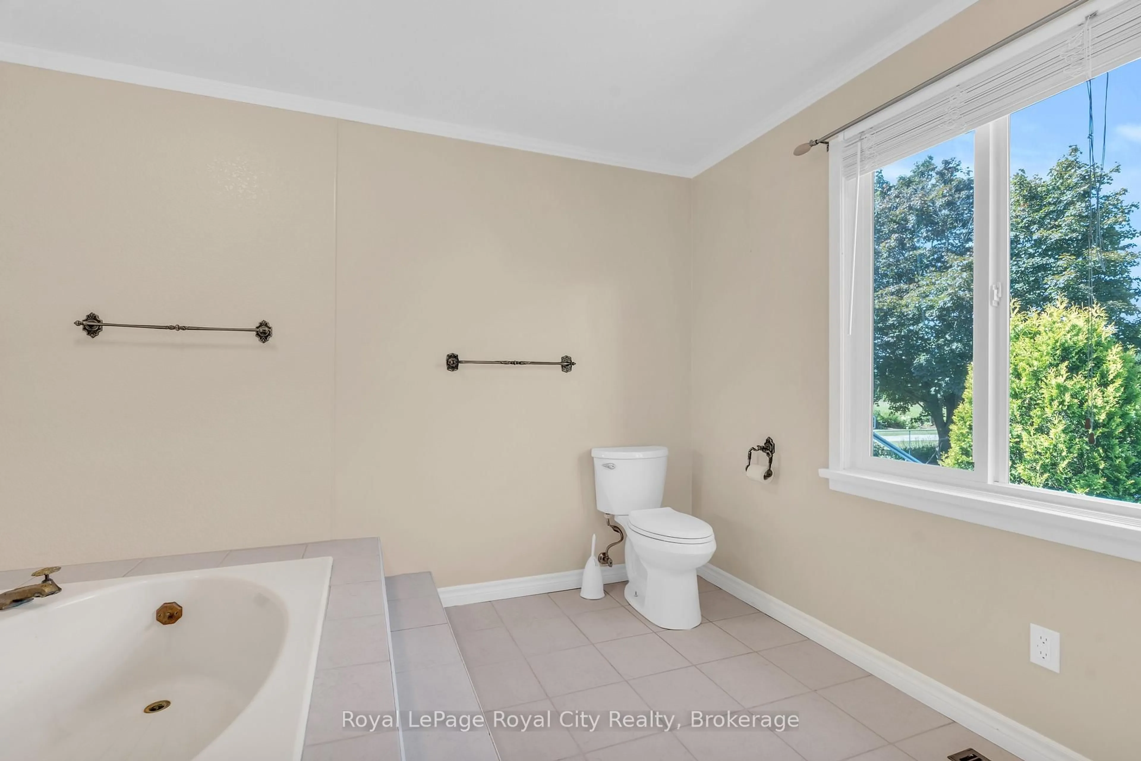 Standard bathroom, ceramic/tile floor for 4502 Wellington Road 35 Rd, Puslinch Ontario N1H 6J3