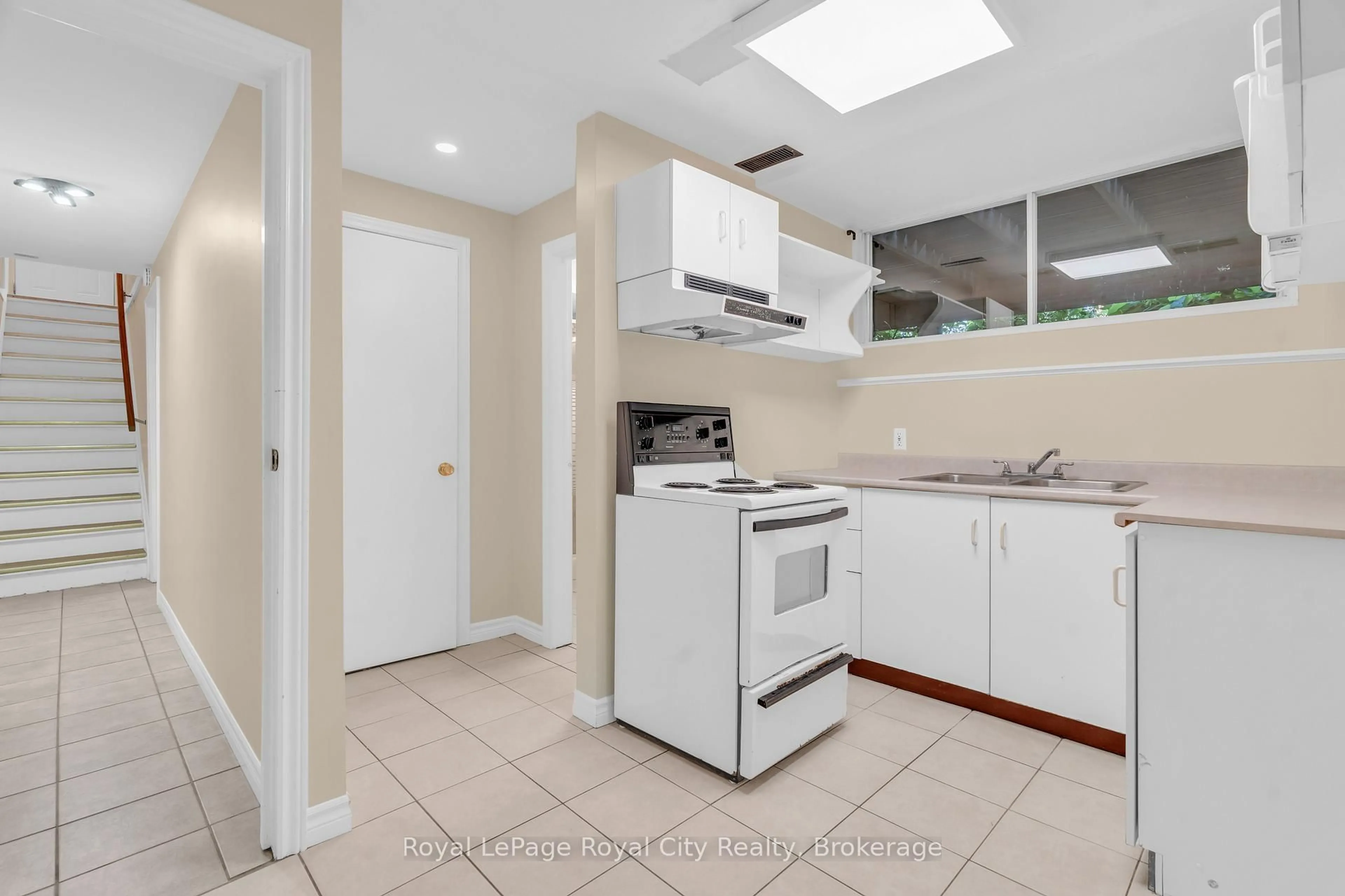Standard kitchen, ceramic/tile floor for 4502 Wellington Road 35 Rd, Puslinch Ontario N1H 6J3