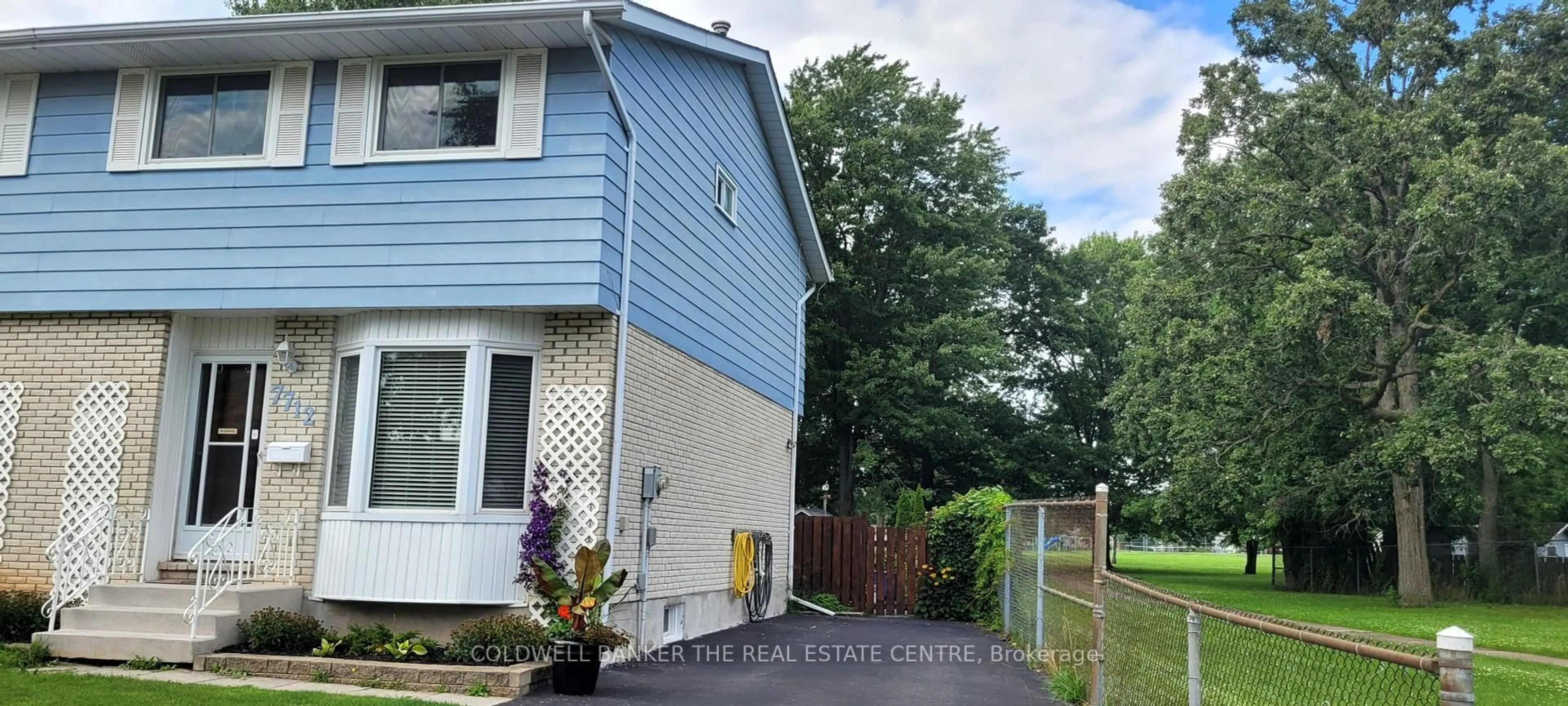 Home with vinyl exterior material, street for 7712 Jubilee Dr, Niagara Falls Ontario L2G 7J6