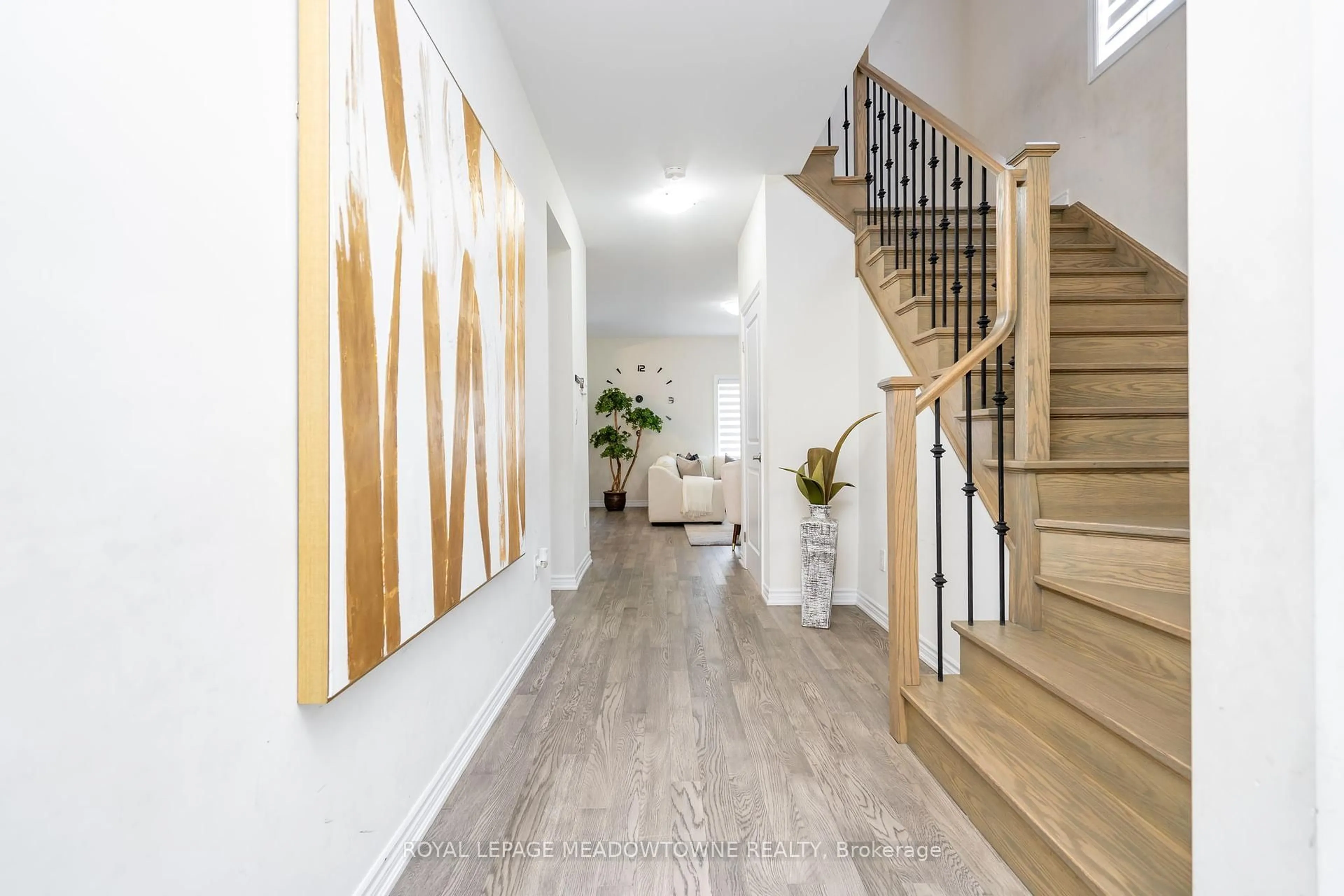 Indoor entryway for 16 Bethune Ave, Welland Ontario L3B 0H5