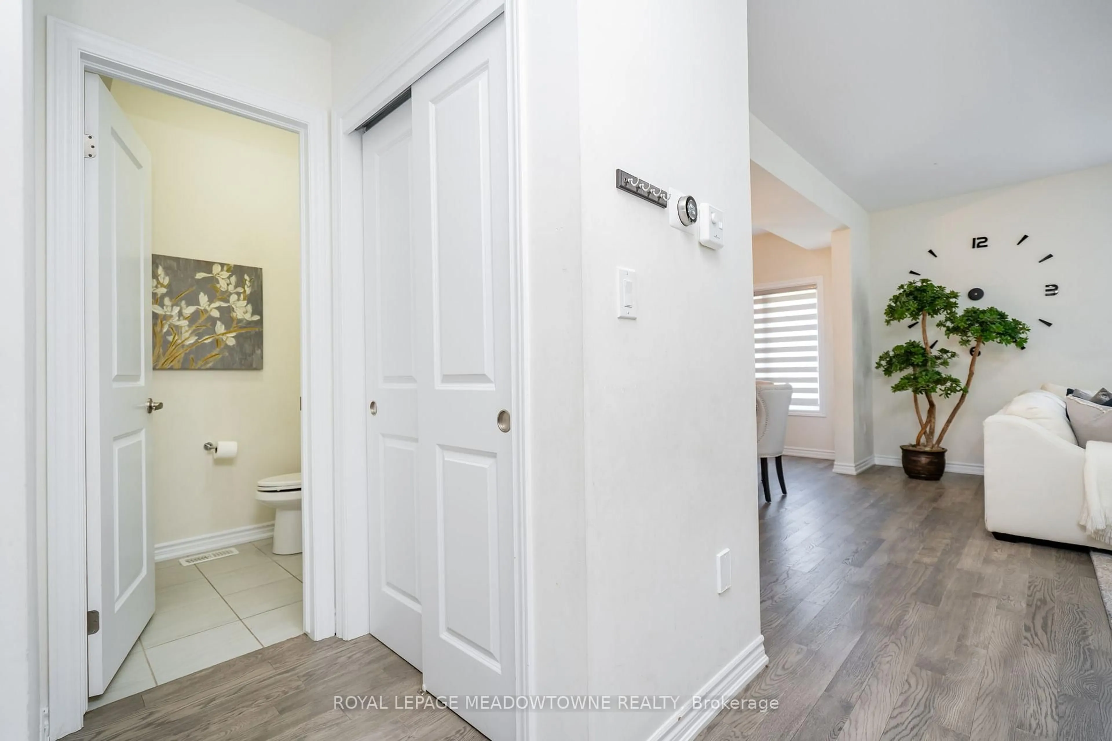 Indoor entryway for 16 Bethune Ave, Welland Ontario L3B 0H5