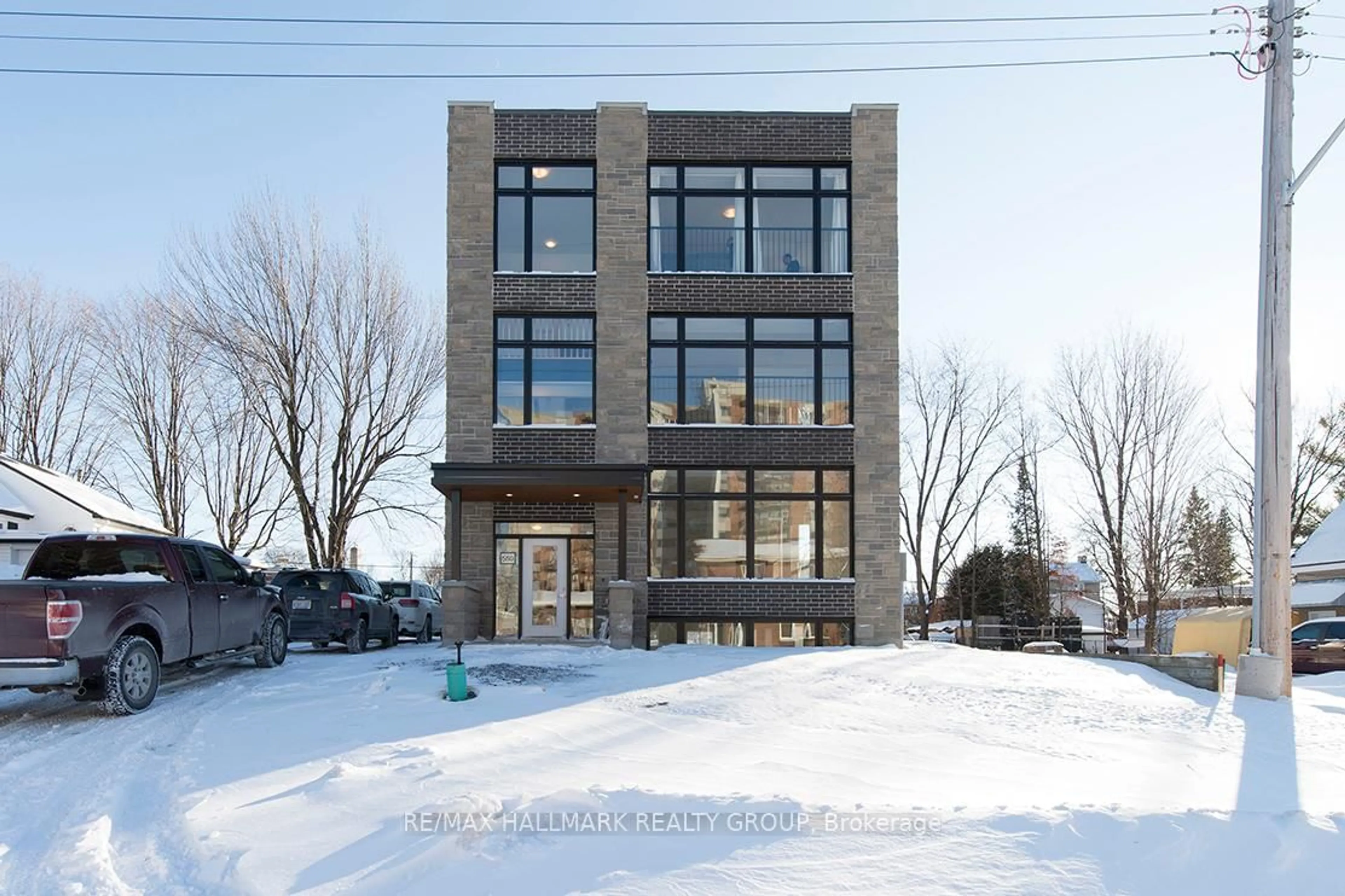 Home with brick exterior material, building for 550 Guy St, Ottawa Ontario K1K 1B9