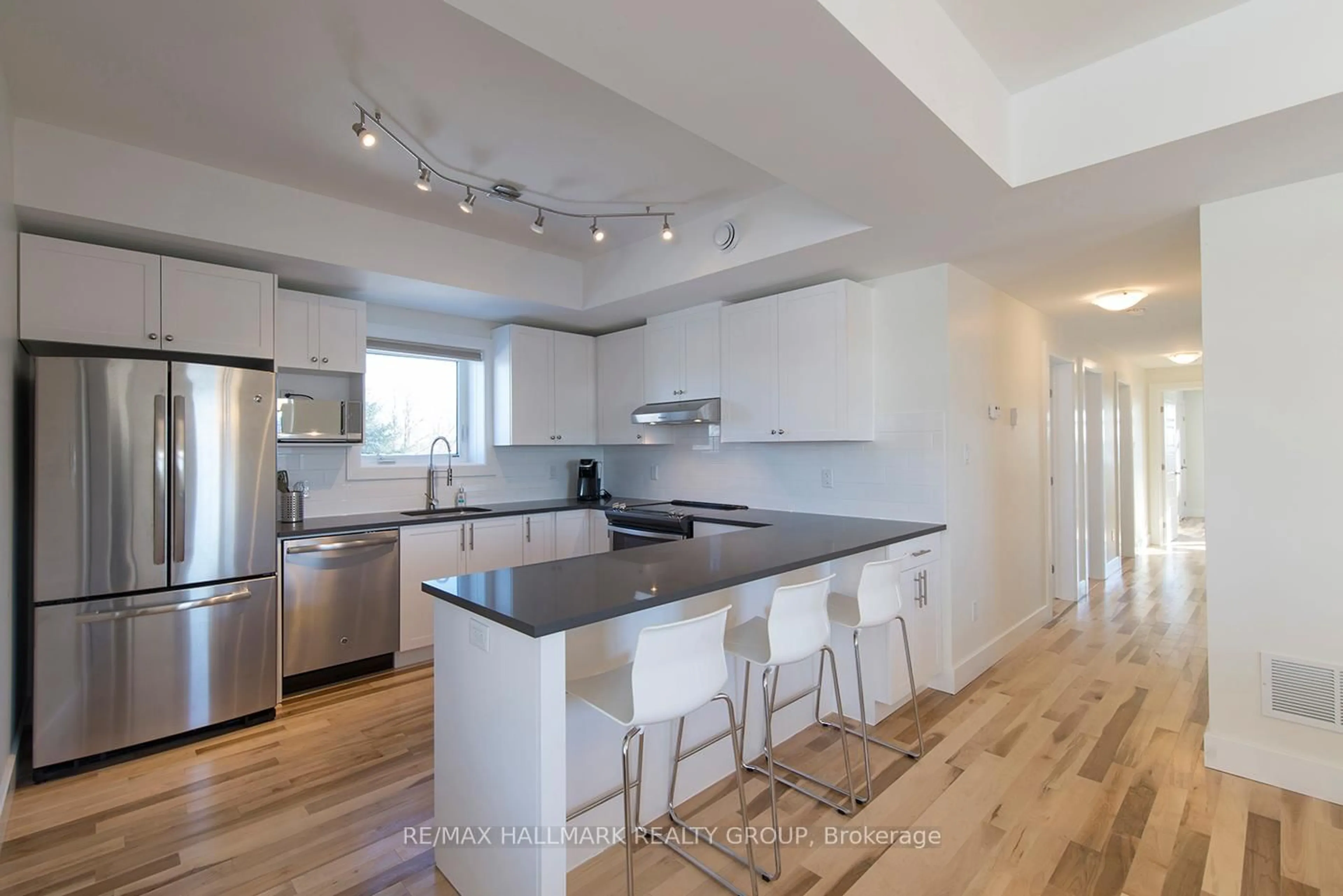 Open concept kitchen, wood/laminate floor for 550 Guy St, Ottawa Ontario K1K 1B9