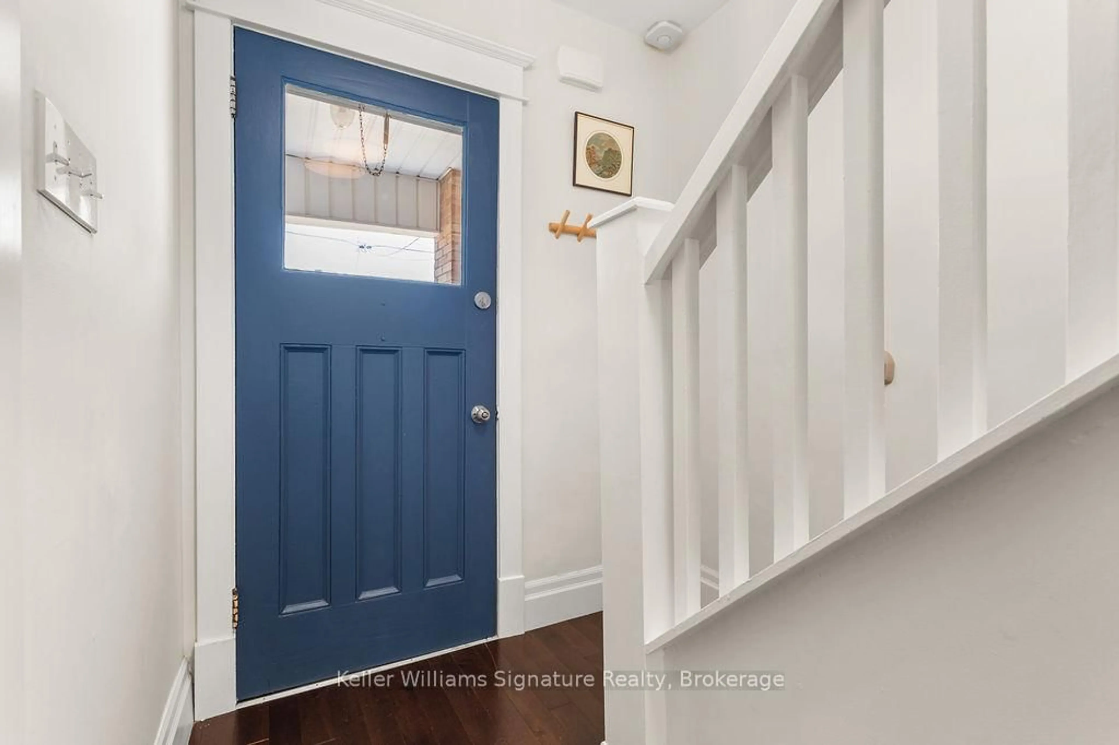 Indoor entryway for 108 Belmont Ave, Hamilton Ontario L8L 7M1