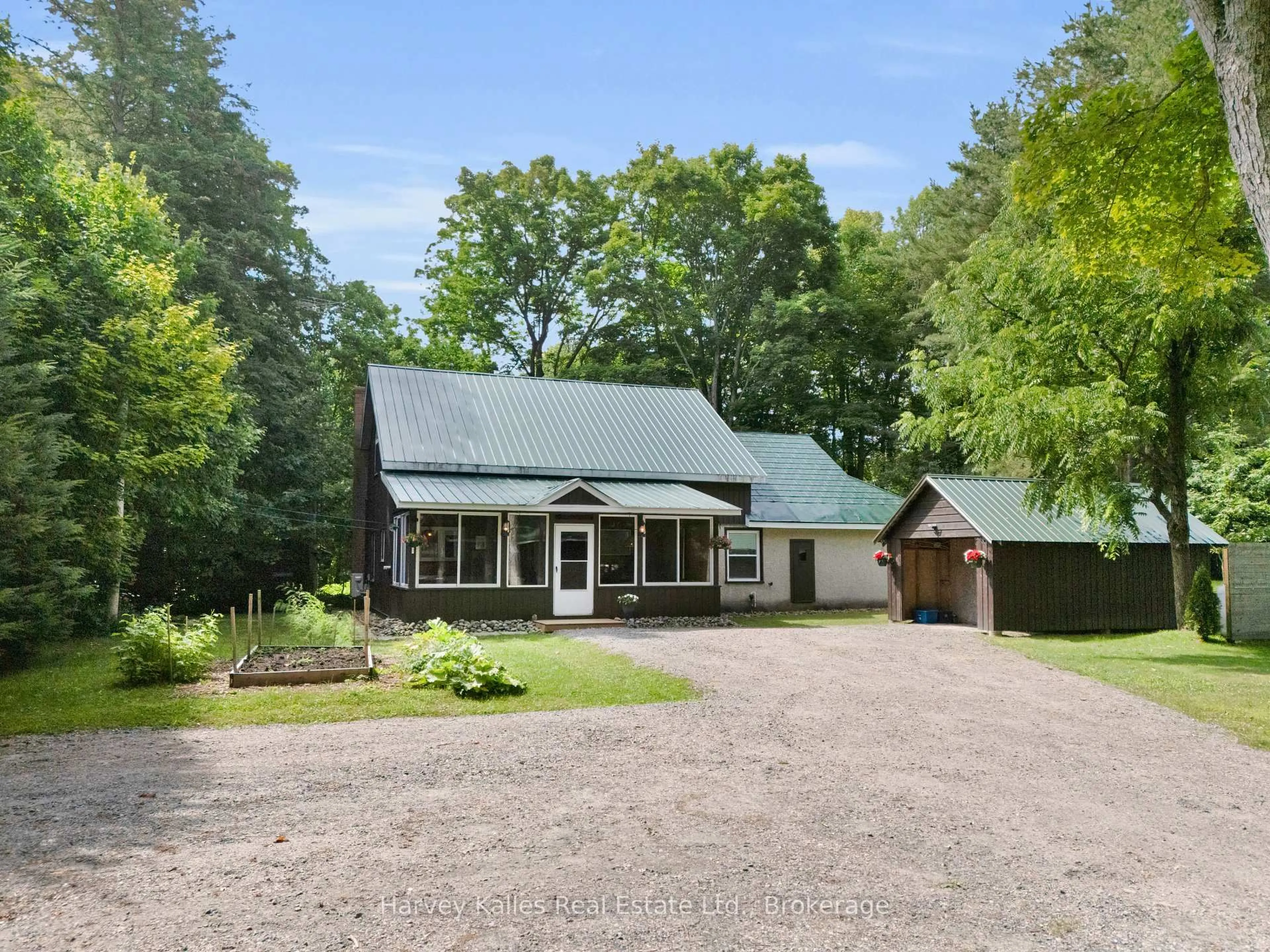 A pic from outside/outdoor area/front of a property/back of a property/a pic from drone, unknown for 15 Victoria St, Seguin Ontario P0C 1J0