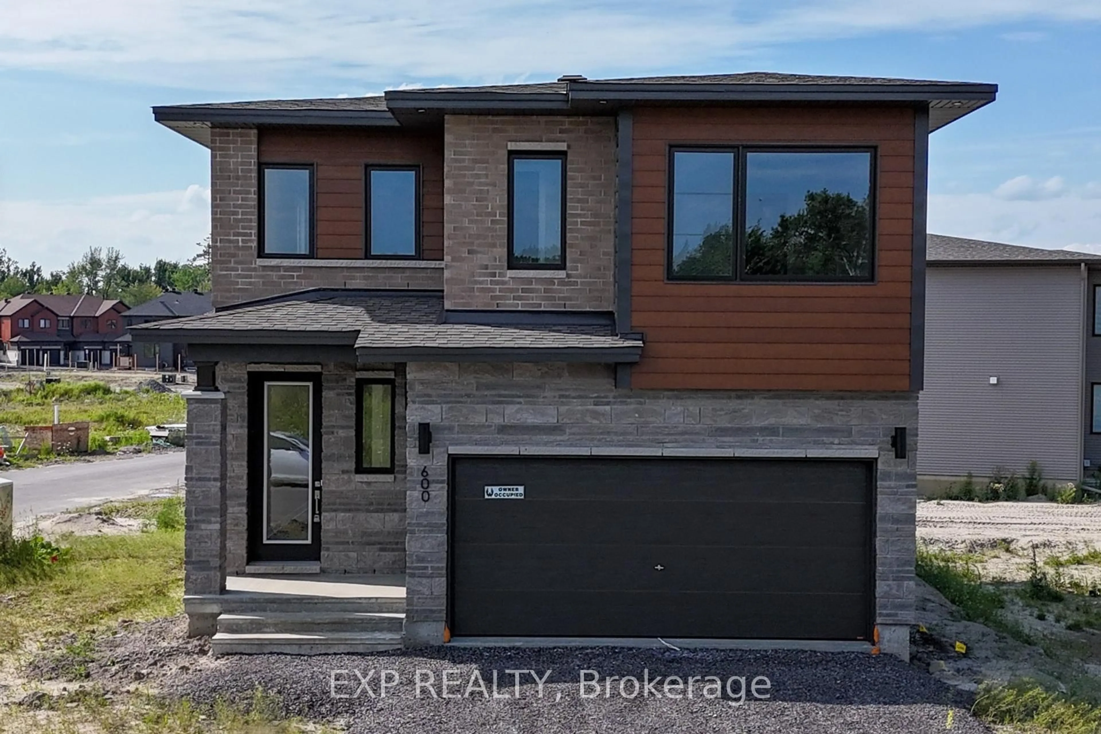 Home with brick exterior material, unknown for 600 Paakanaak Ave, Ottawa Ontario ON K1X 0J7