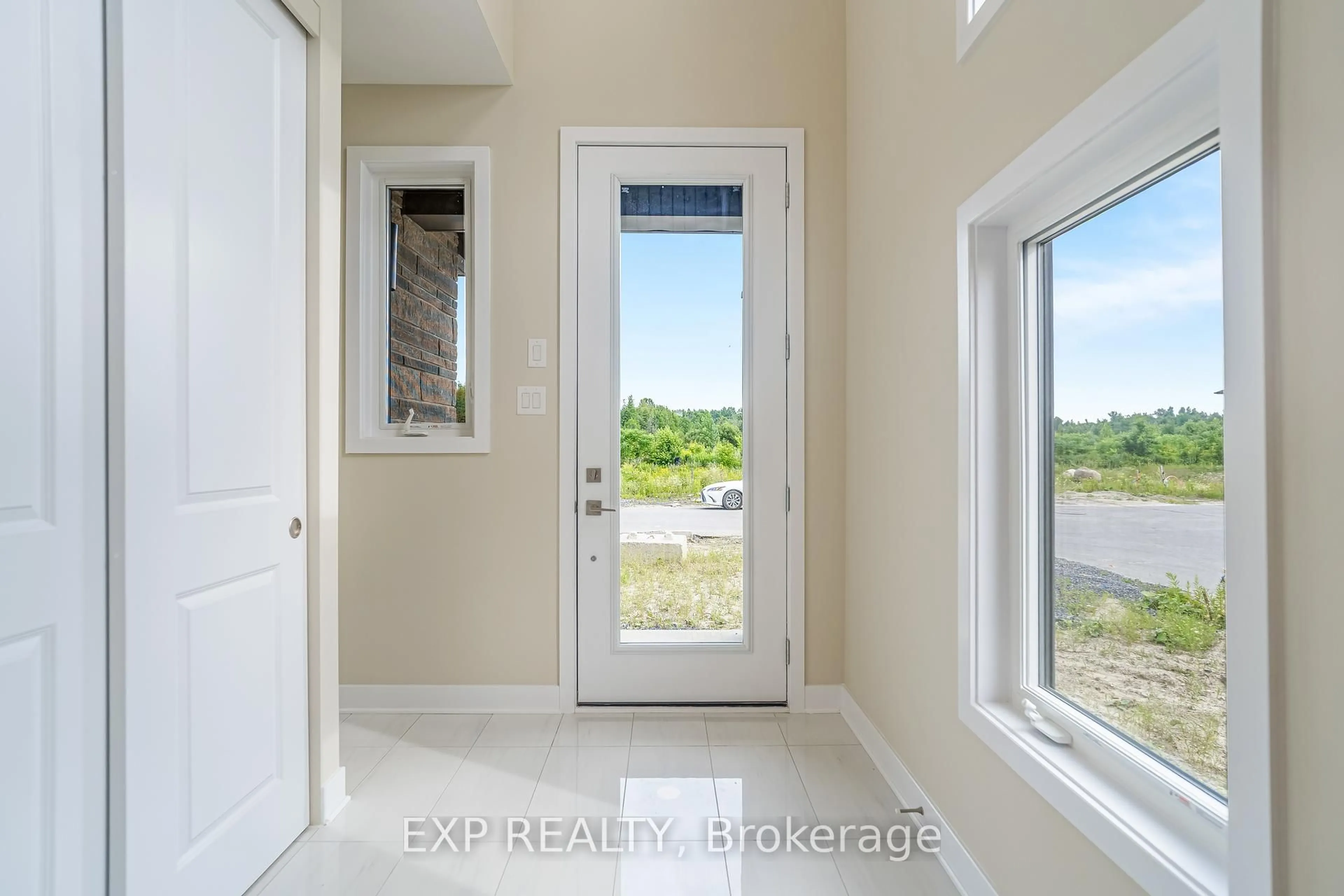 Indoor entryway for 600 Paakanaak Ave, Ottawa Ontario ON K1X 0J7
